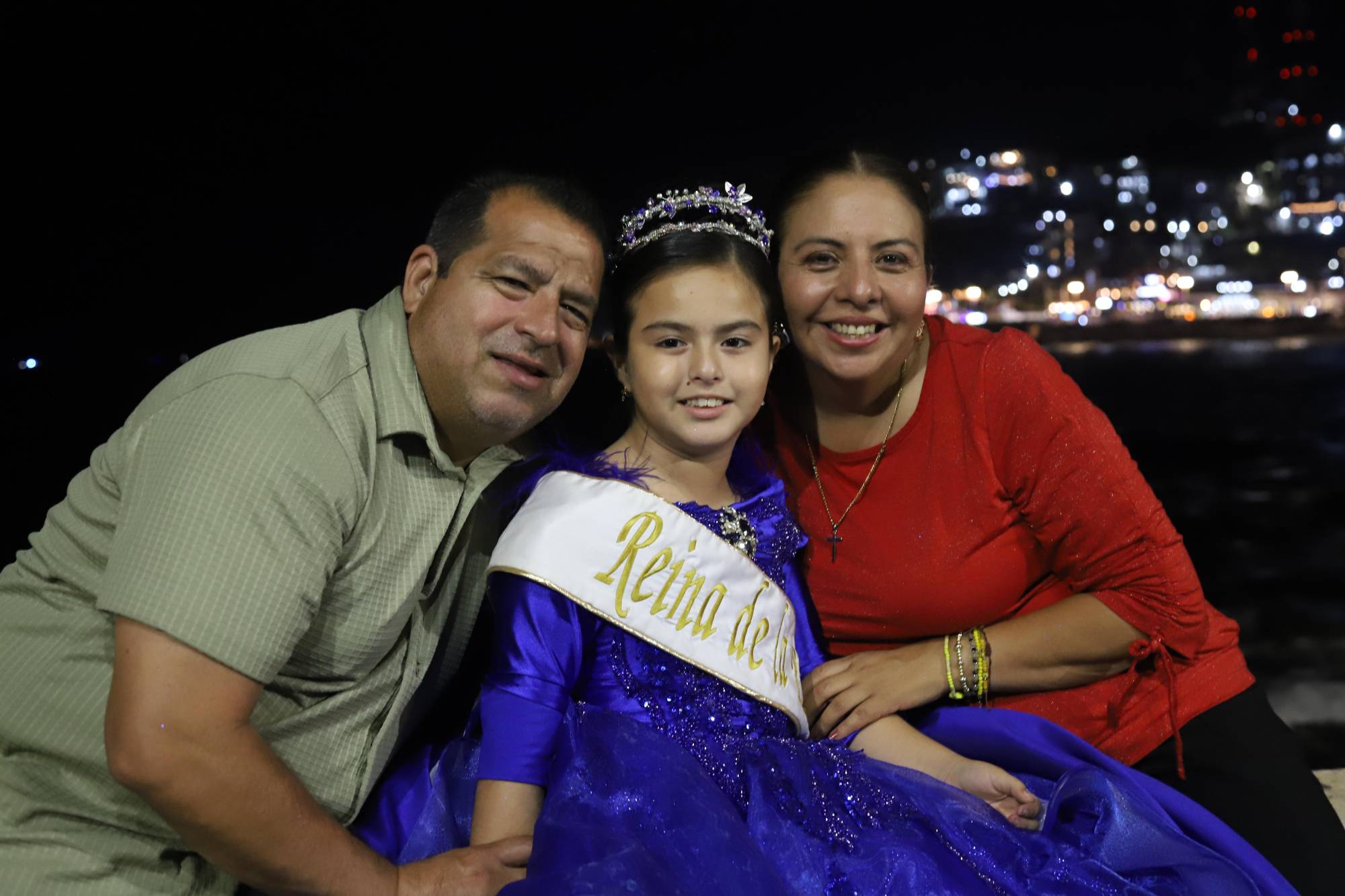 $!Noelia Vega, Reina de la Poesía del Carnaval 2026, entre sus papás, Noel Vega y Jazmín Covarrubias.