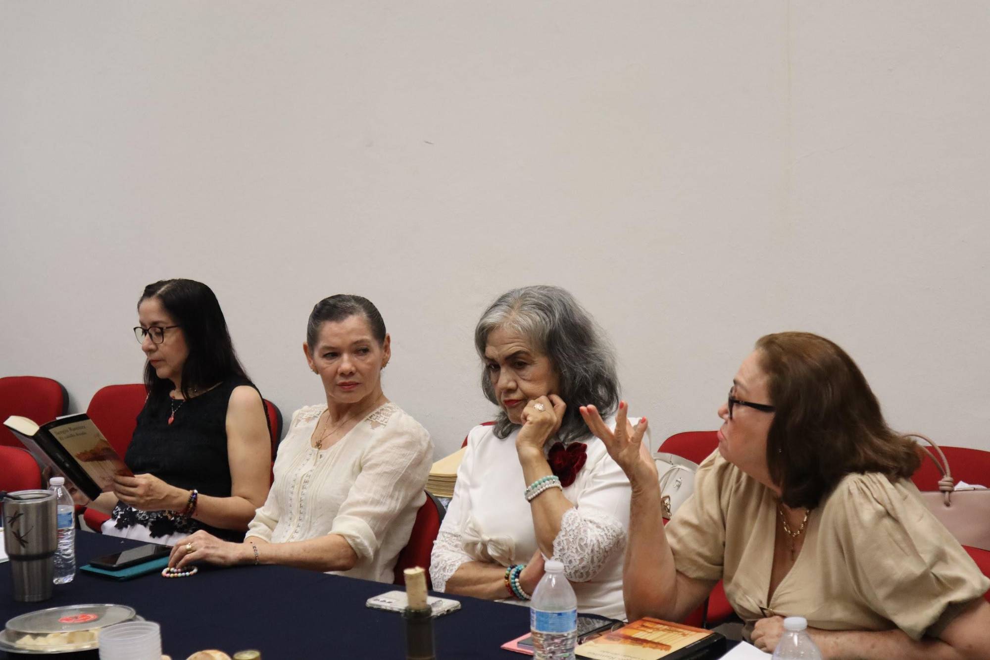 $!Las integrantes del club subrayaron que el tema de la libertad trasciende la estructura en la que está escrita la novela.