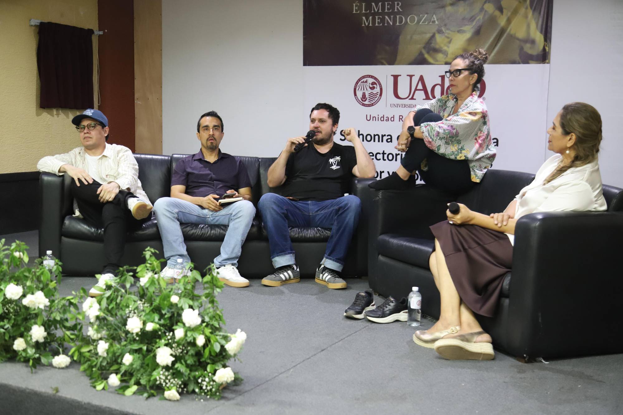 $!Escritores mazatlecos compartieron sus perspectivas sobre cómo el entorno costero influye en la creación literaria con jóvenes de la UAdeO, en el conversatorio “Escribir desde el mar: identidad y territorio en la literatura mazatleca”.