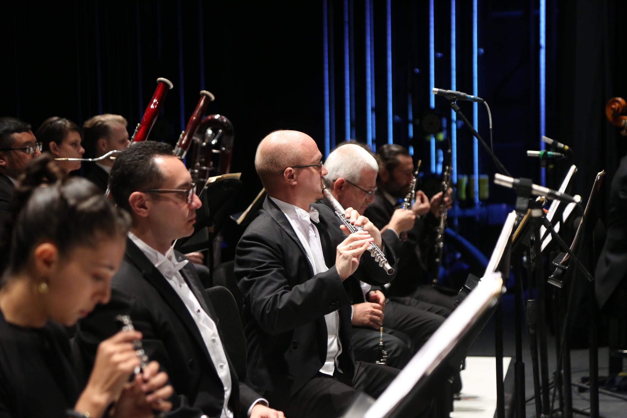 $!Música que habla del mar, la lluvia y el verano comparte la OSSLA en su última gala