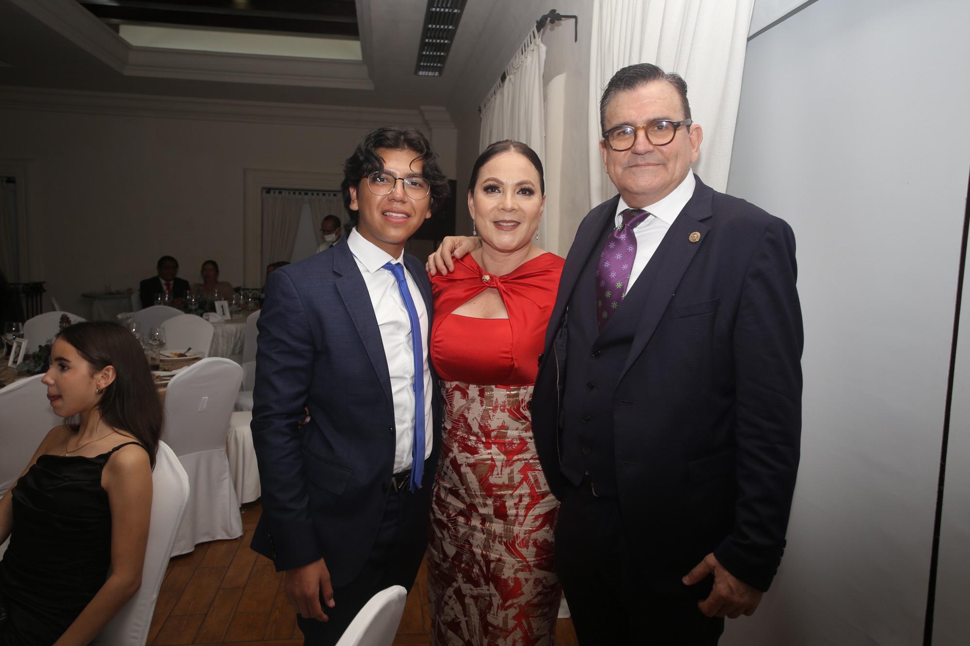 $!Ángel Martín junto a sus papás, Karla Eng de Sánchez y Martín Sánchez Reynoso.