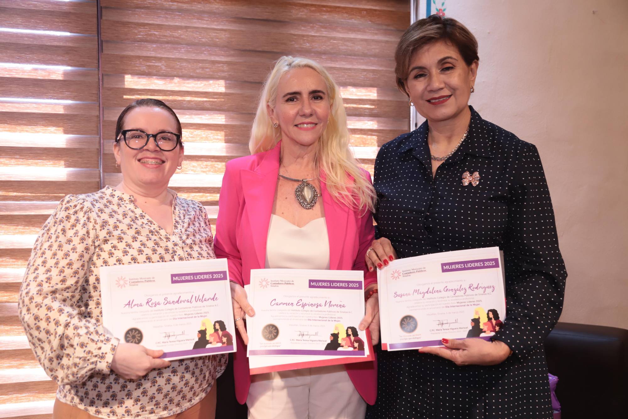 $!Las ponentes con su agradecimiento: Alma Rosa Sandoval Velarde, Carmen Espinosa Noreña y Susana Magdalena González Rodríguez.