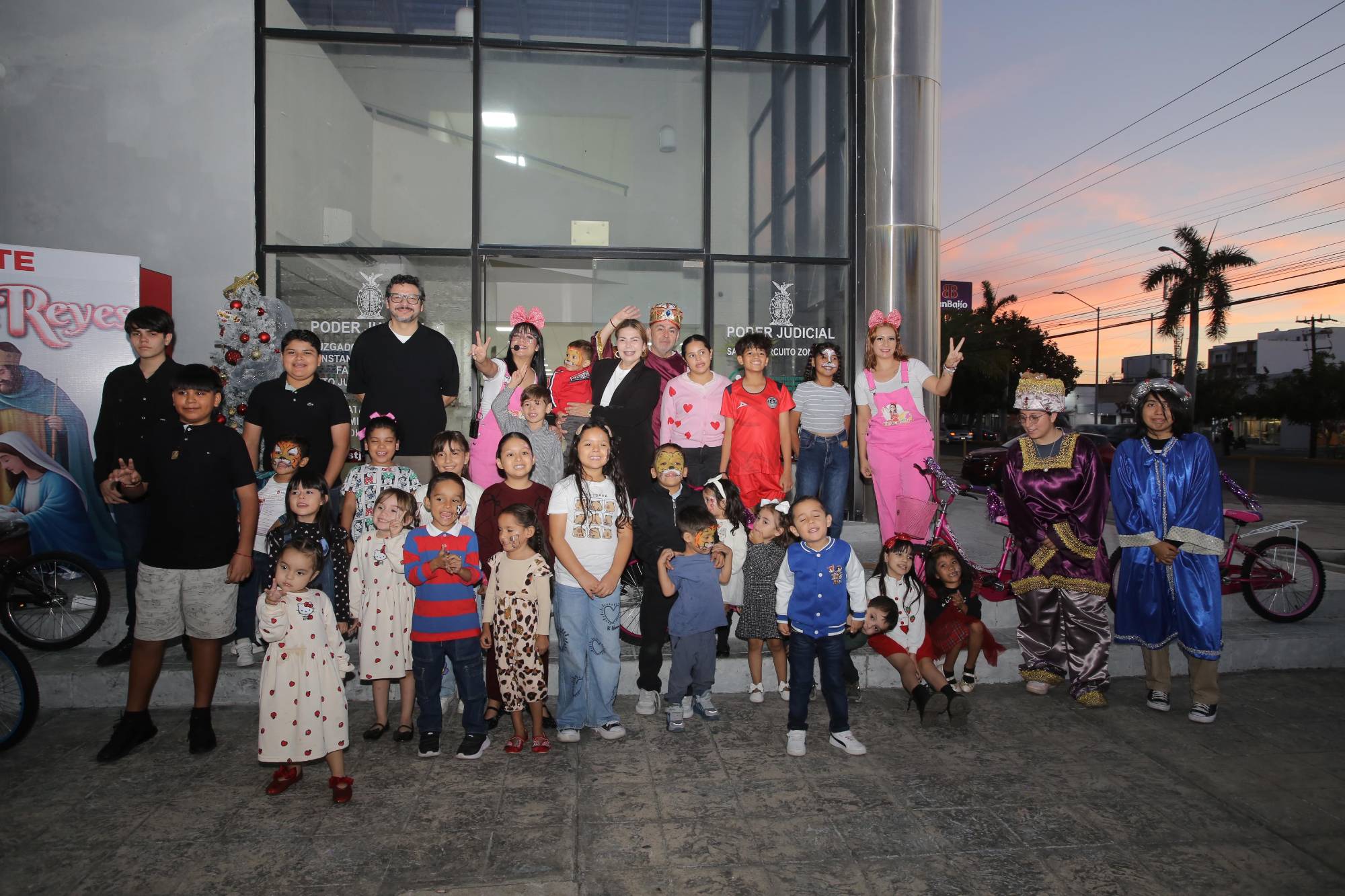 $!Más de 30 niñas y niños vivieron una tarde llena de ilusión, al convivir con los Reyes Magos y recibir los regalos que solicitaron en sus cartas publicadas en el periódico.