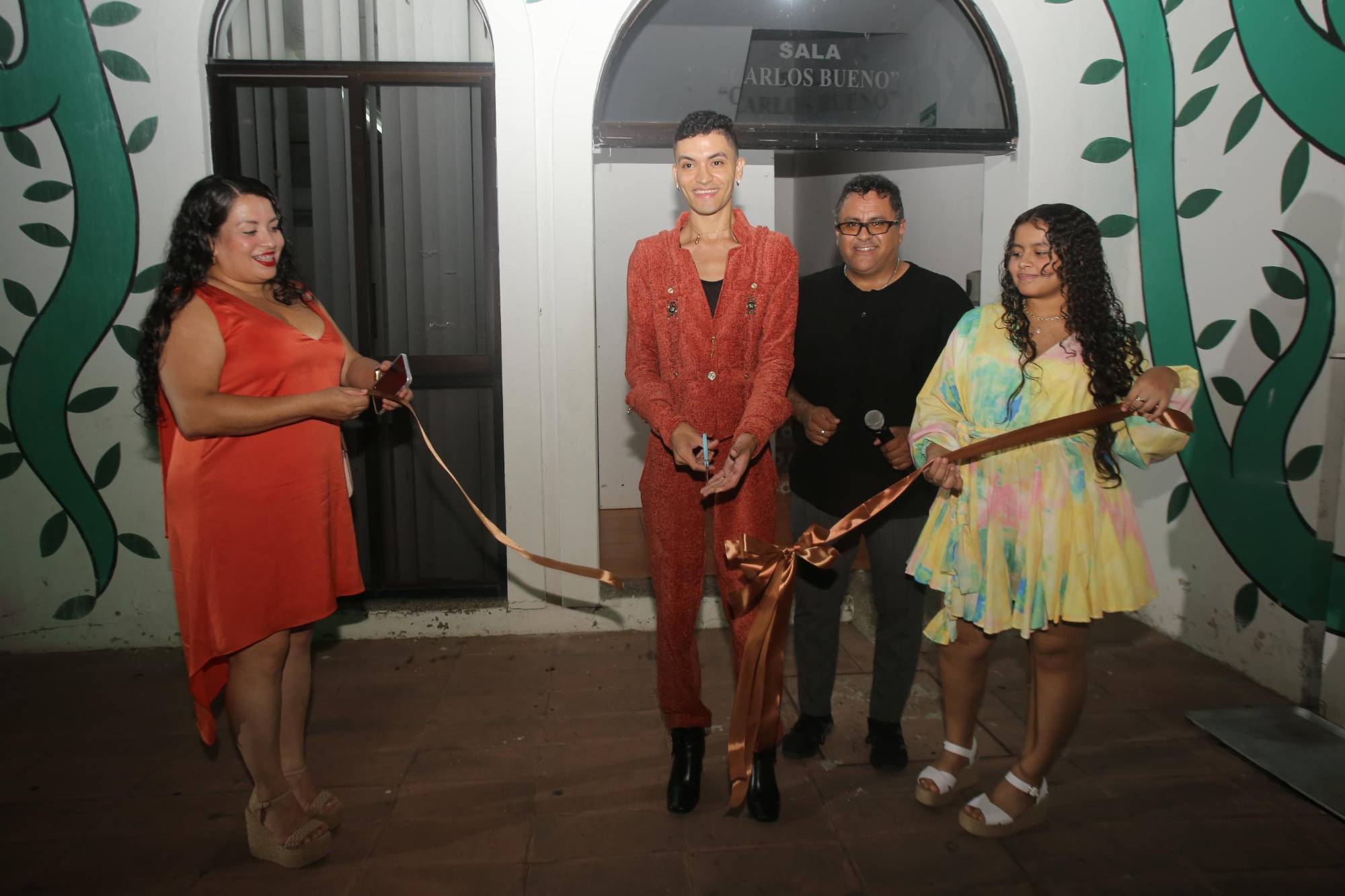 $!Autoridades del Museo de Arte de Mazatlán y el artista Kevin Martínez realizan el corte del listón inaugural de la exposición El jardín de los rostros híbridos.