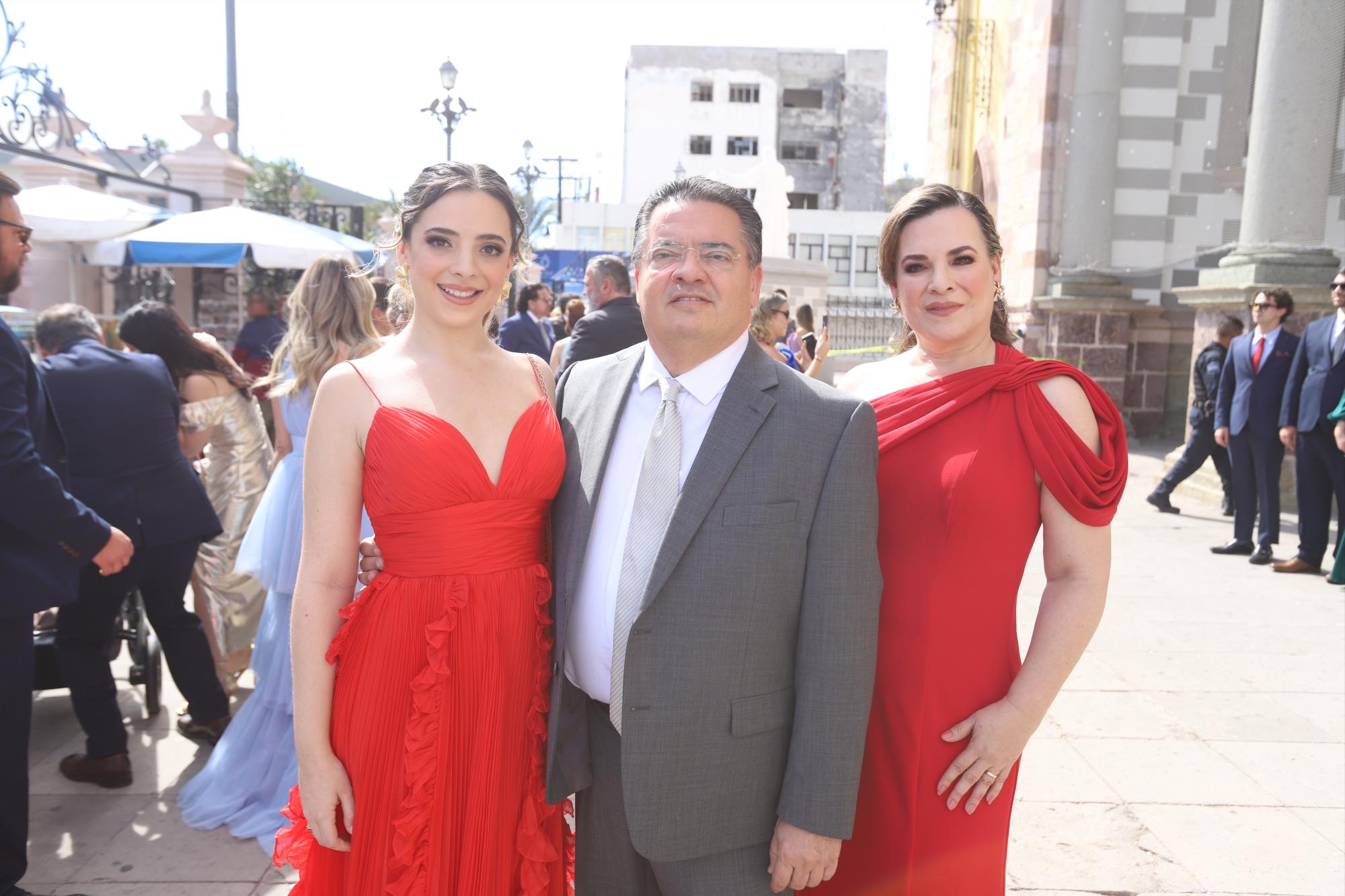 $!Ana Sofía junto a su padres Javier Magaña y Patricia Corrales de Magaña.