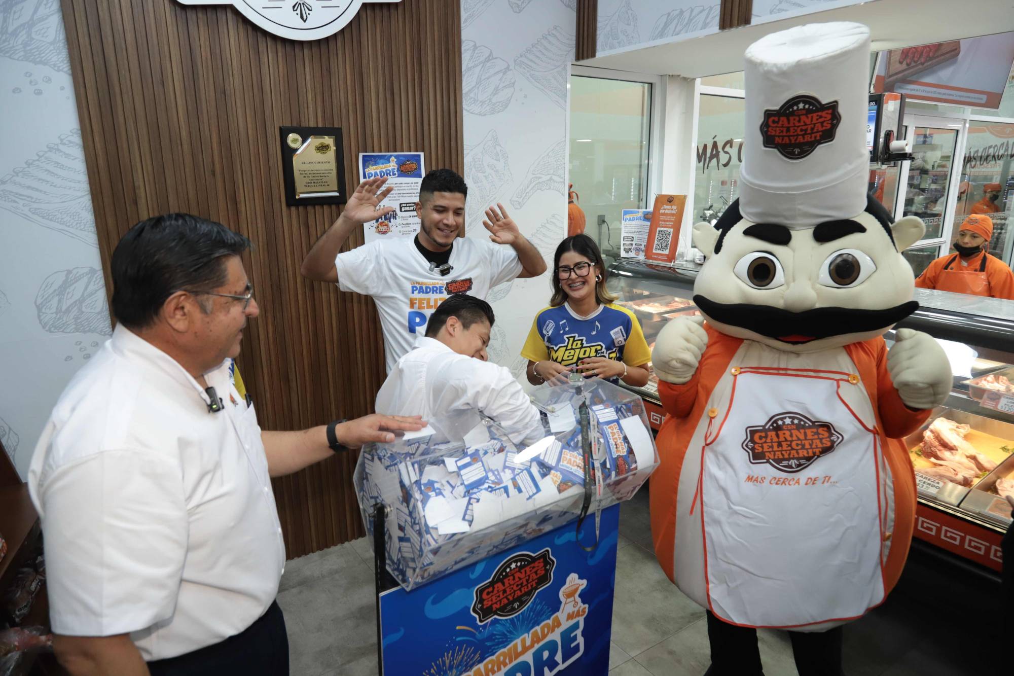 $!Saúl Montes al momento de sacar de la tómbola el boleto ganador.