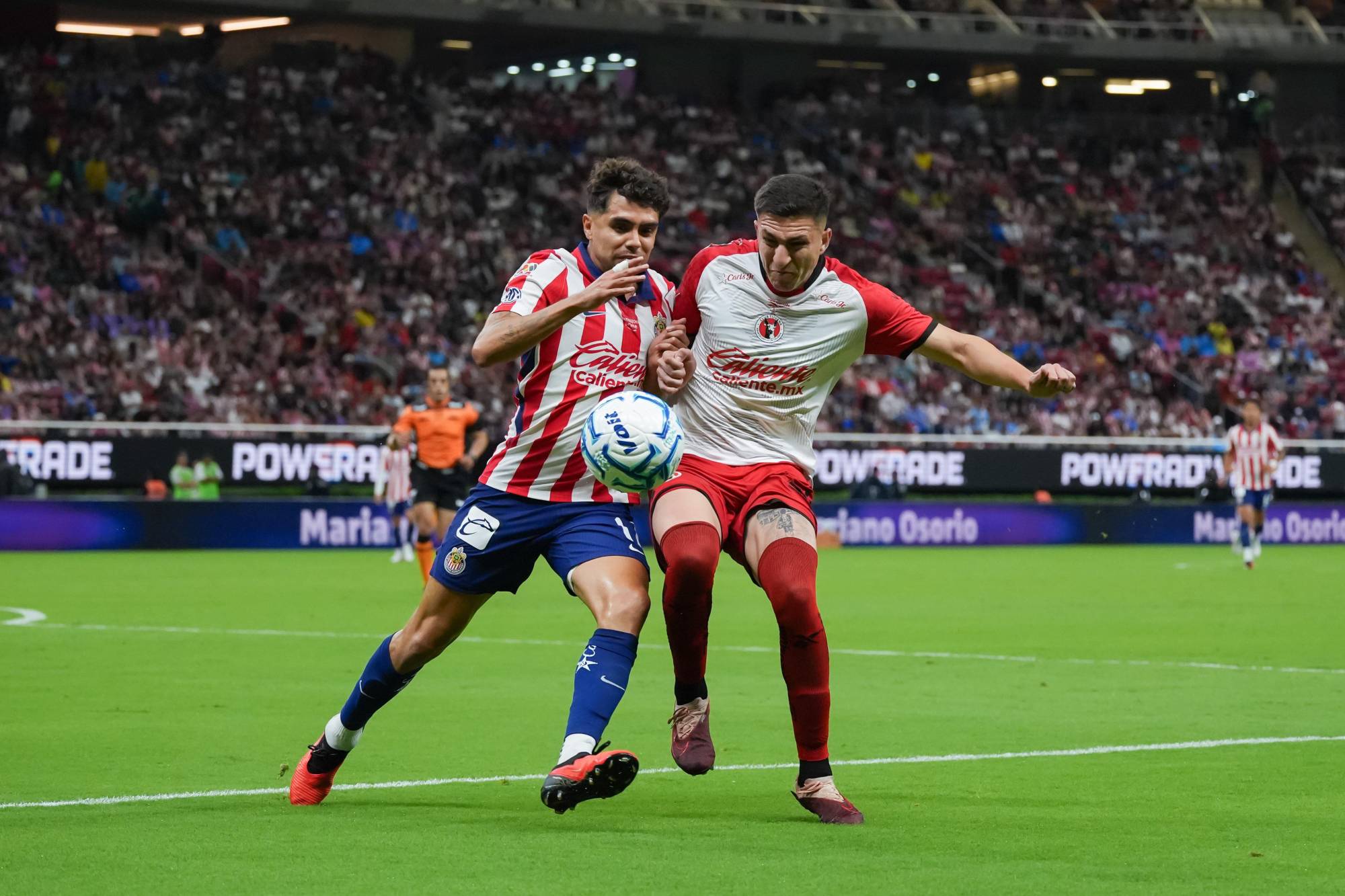 $!Chivas deja atrás la lluvia y aplasta 5-2 a Tijuana