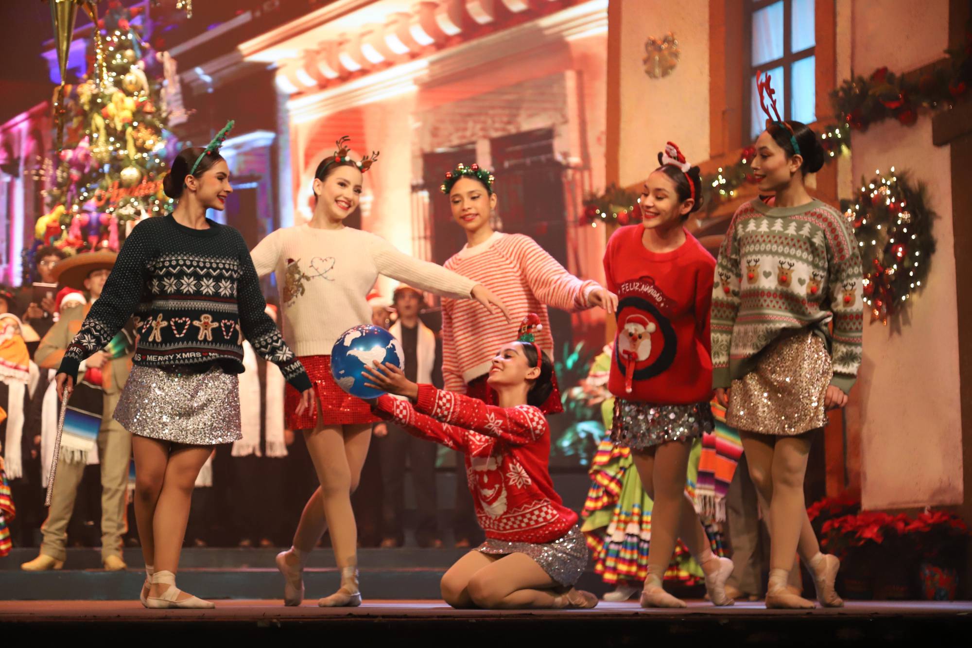 $!Nicole, Paula, Ximena, Legna, Bárbara y Camila realizan la coreografía de Feliz Navidad.