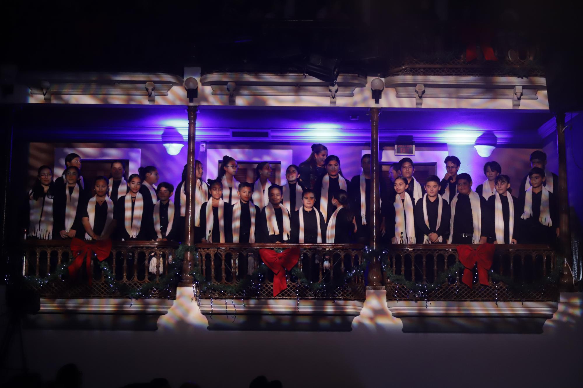 $!El Coro Infantil del Instituto de Cultura Mazatlán, dirigido por la maestra Mariela Angulo Osuna, también participó en el espectáculo.