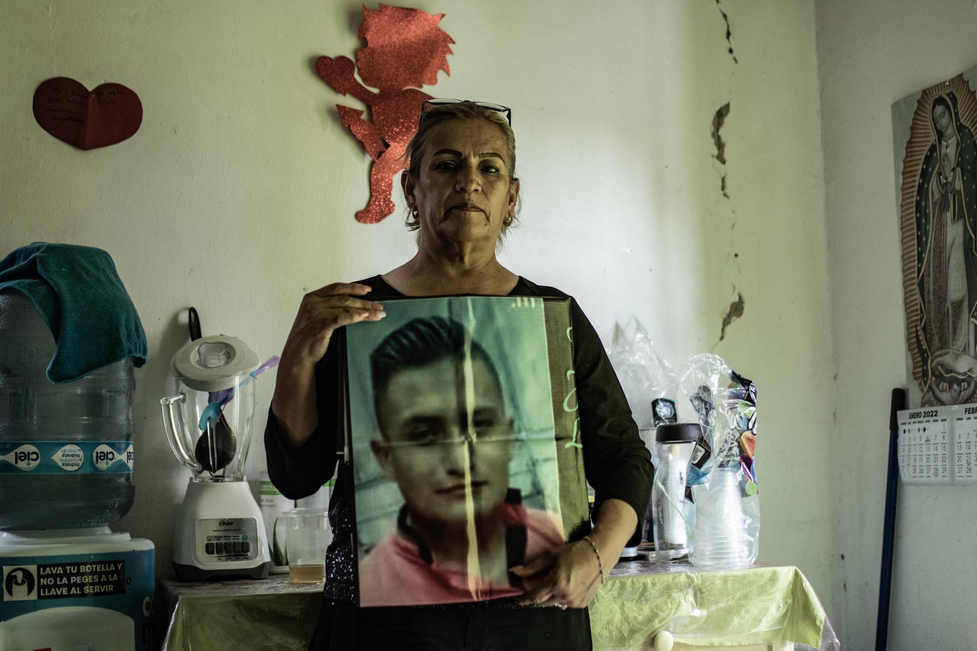 $!Elvia Margarita Reyes Rodríguez muestra la fotografía de su hijo Luis Antonio Dávila Pérez, quien desapareció a los 30 años el 21 de junio del 2017, cuando trabajaba en el municipio de Loreto.