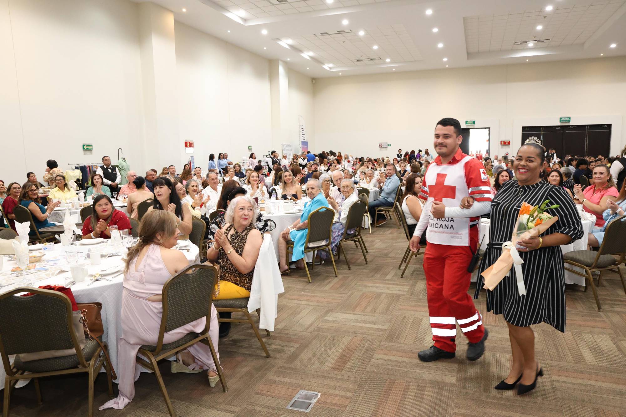$!El socorrista Rafael Pérez fue el chambelán de la nueva Reina de Las Flores, Noemí Ríos Aguilar.