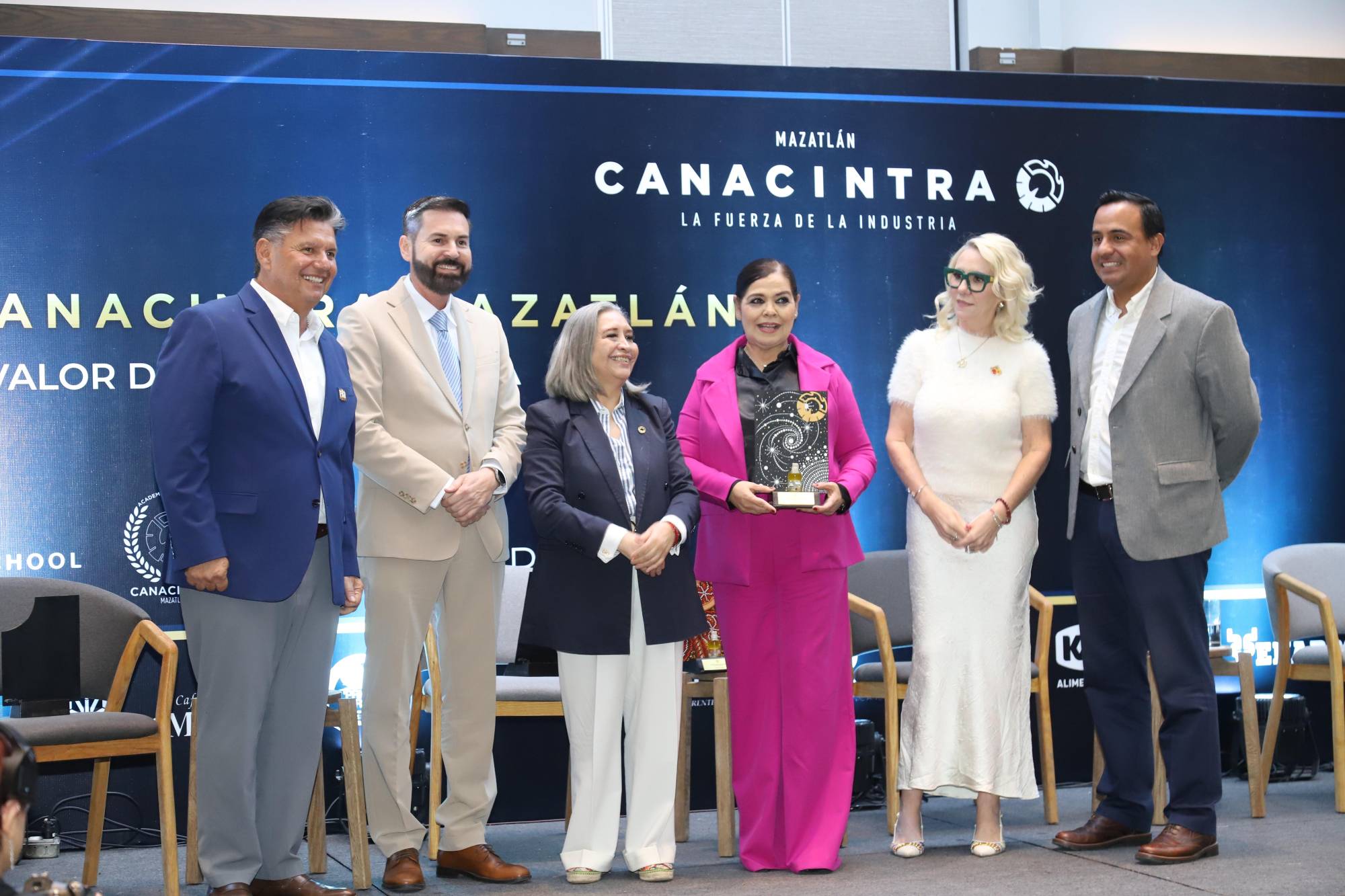 $!Rosa Sara Uribe Hernández con su reconocimiento.