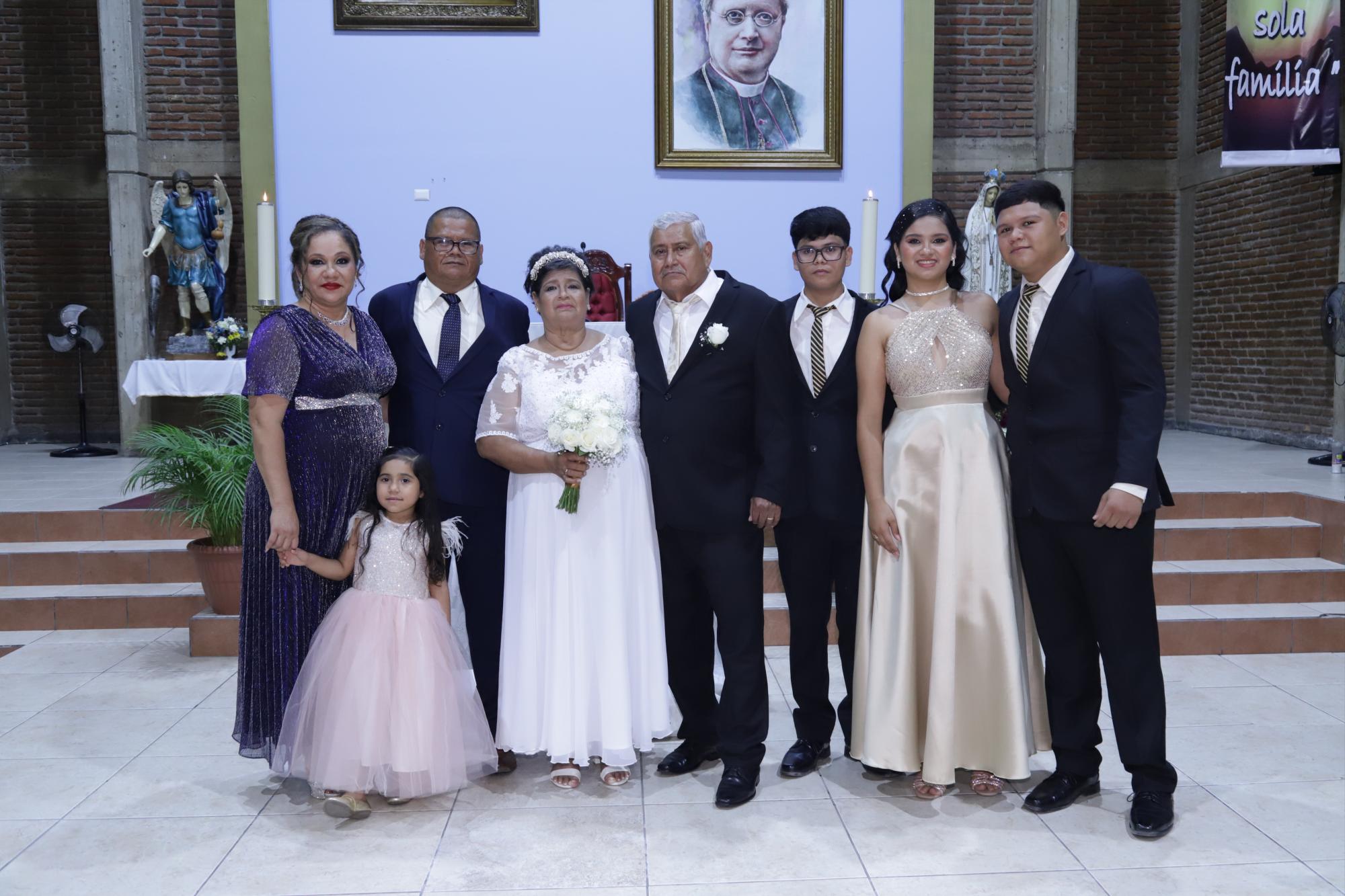 $!Los novios entre su nuera, Martha Barraza; su hijo, Felipe Guzmán y sus nietos Aileth, Francisco, Martha y Felipe.