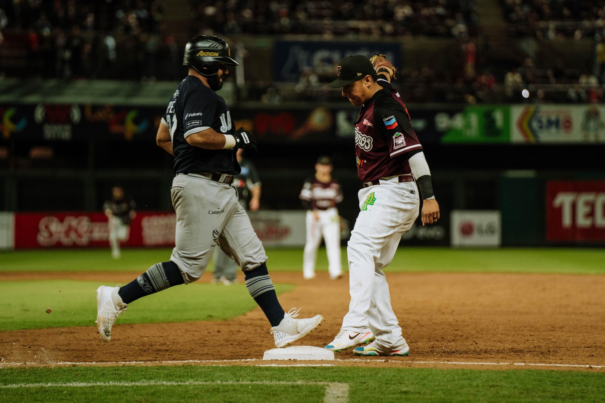 $!Tomateros de Culiacán cede la serie en casa ante Charros de Jalisco
