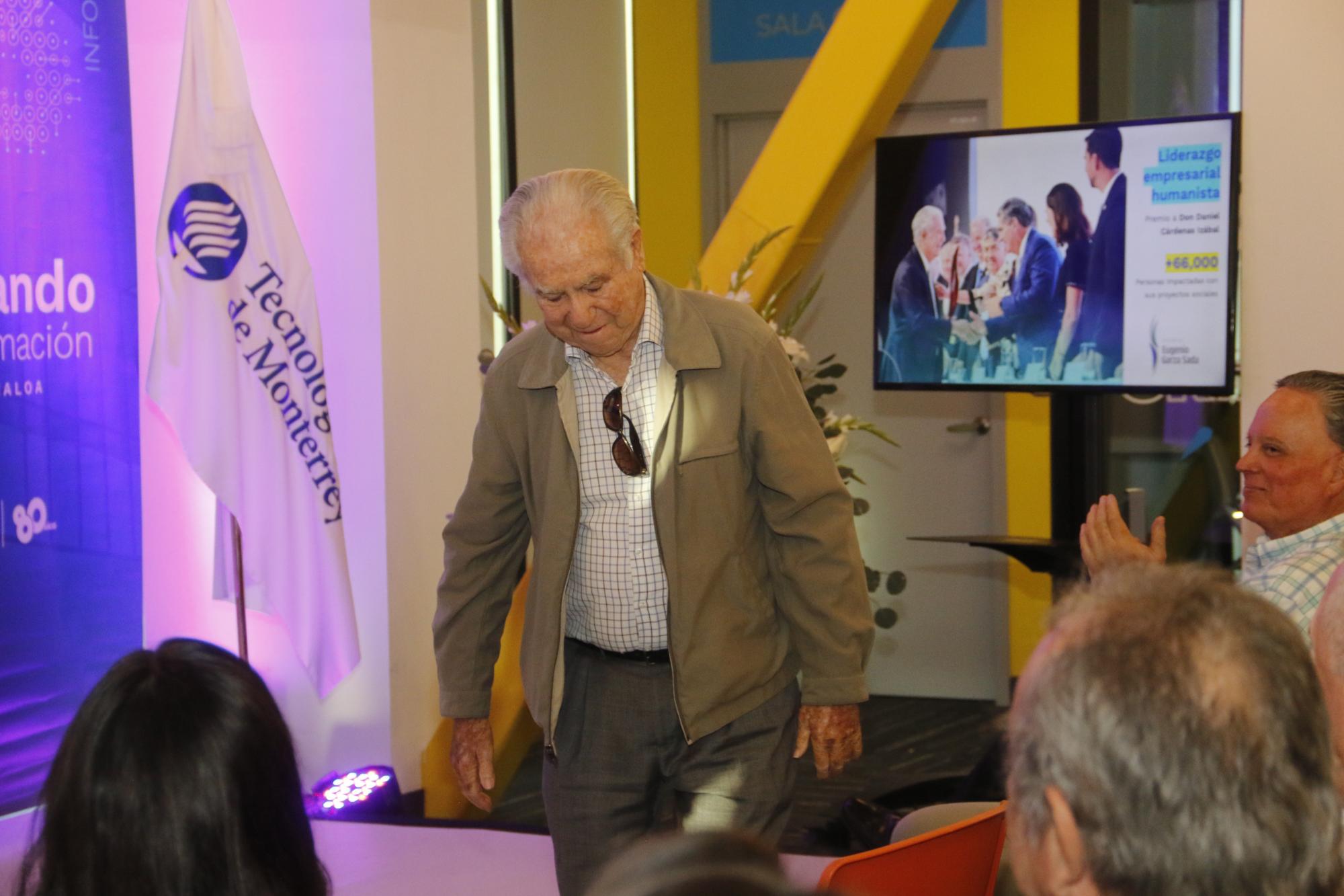 $!El público aplaude a Don Daniel Cárdenas Izábal, uno de los fundadores del campus, quien por su labor social y humanista obtuvo el Premio Nacional Eugenio Garza Sada.