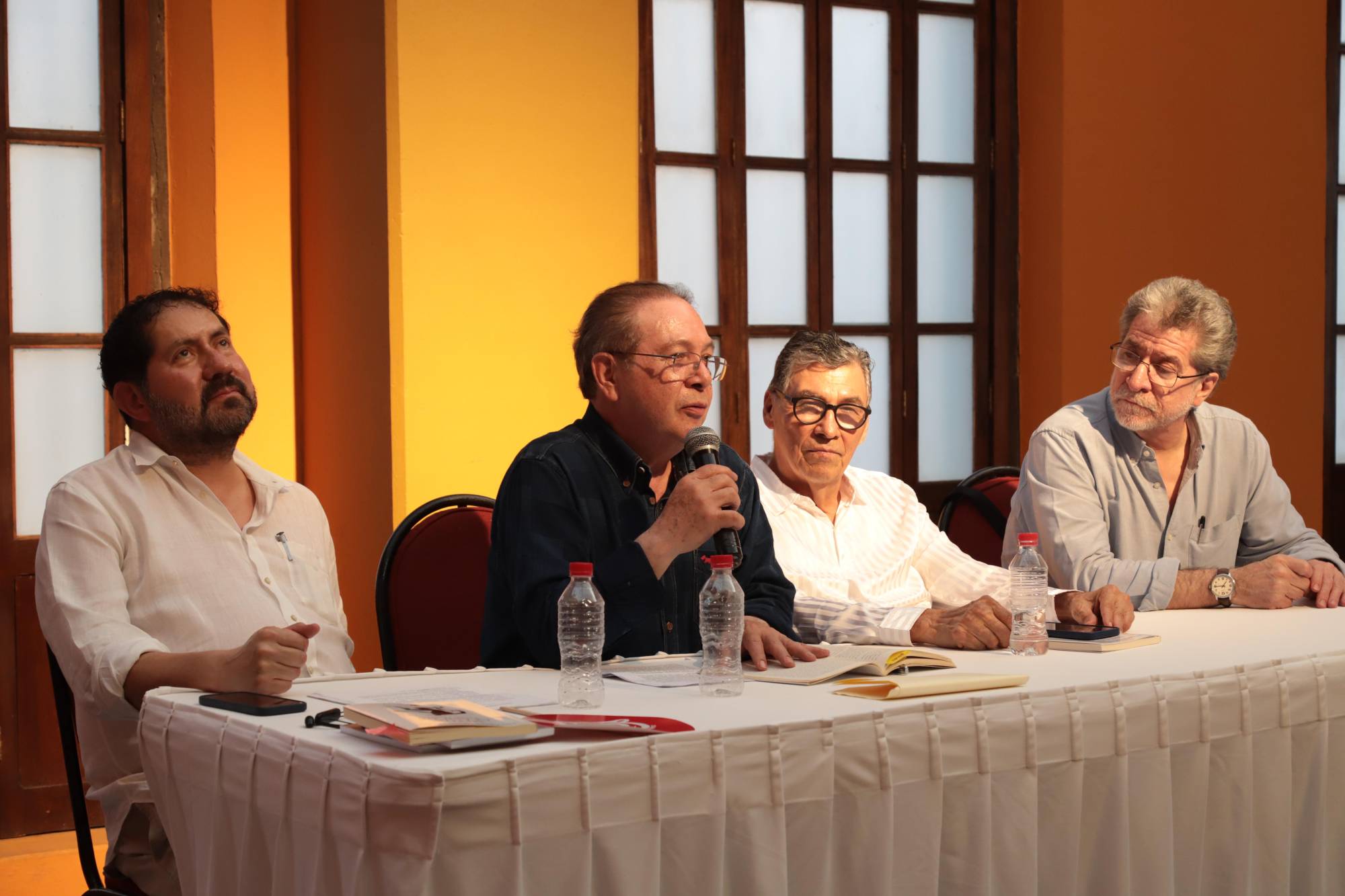 $!Ricardo Becerra, Juan Eduardo Martínez Leyva, Ernesto Hernández Norzagaray u Rafael Pérez Gay durante la presentación del libro.