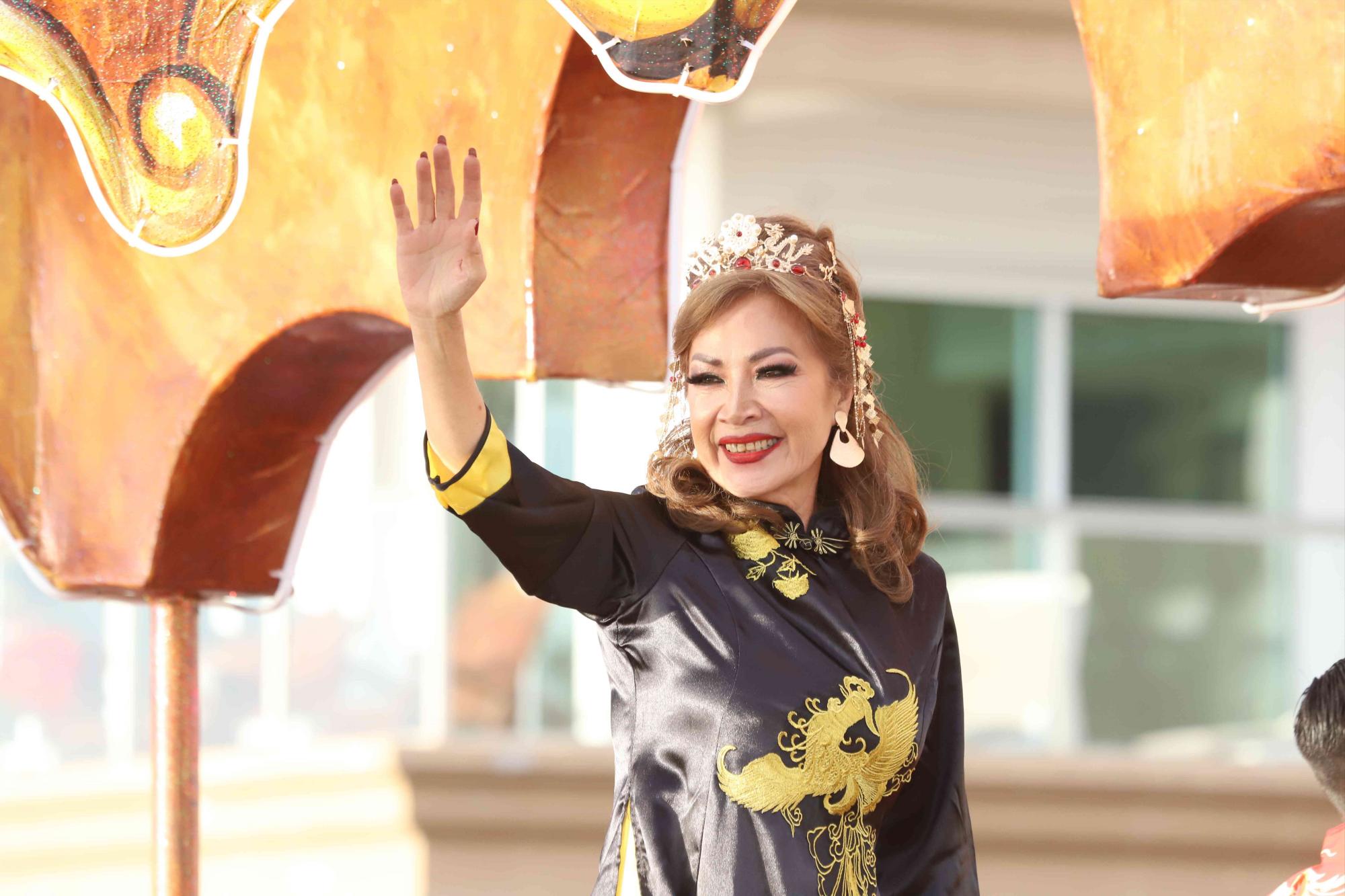 $!María Celia Chío Cortez, homenajeada por sus 50 años como Reina de los Juegos Florales, realizó su recorrido en su carroza real.