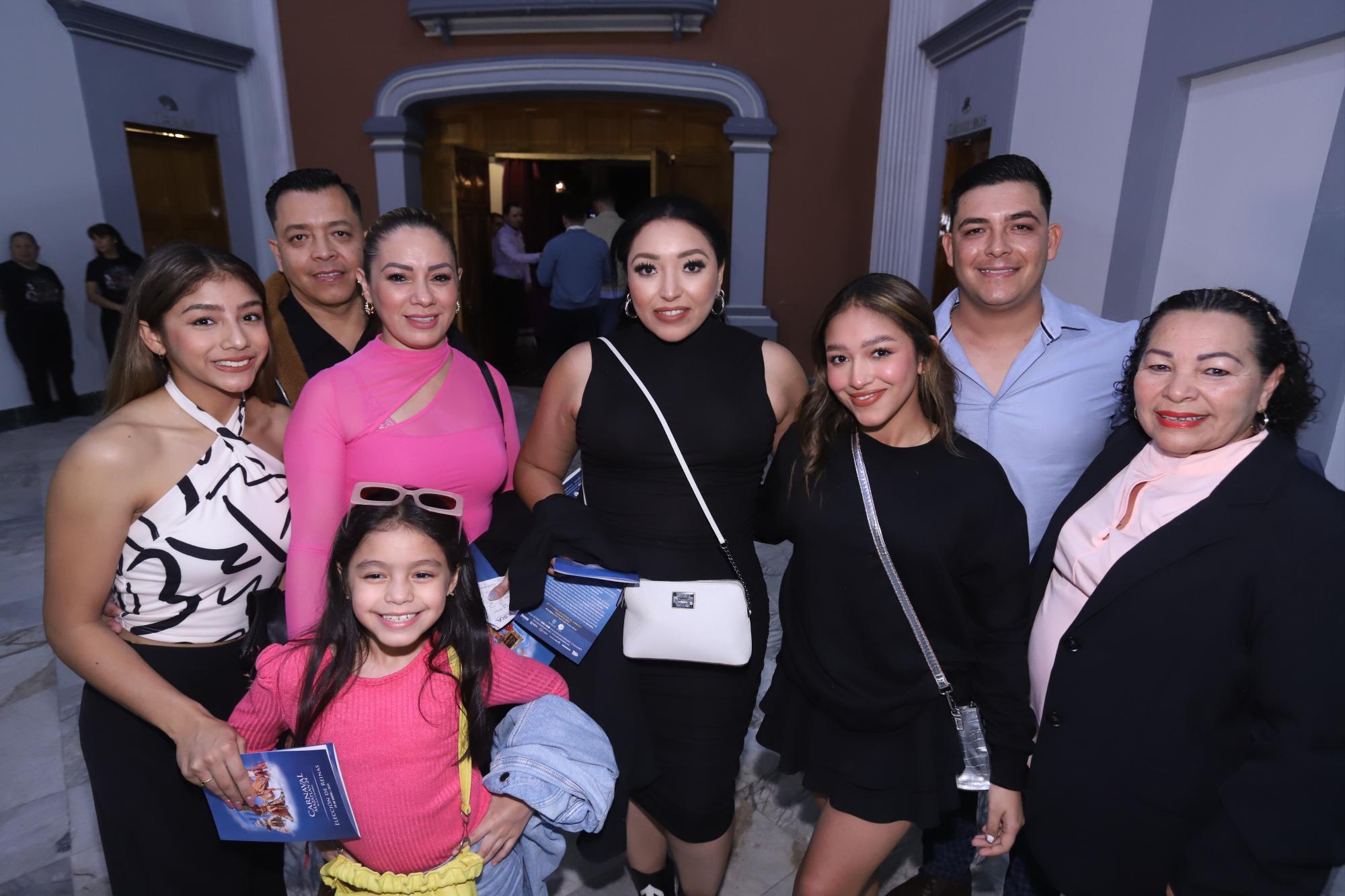 $!La familia de Jasaret Álvarez, presente en la elección.