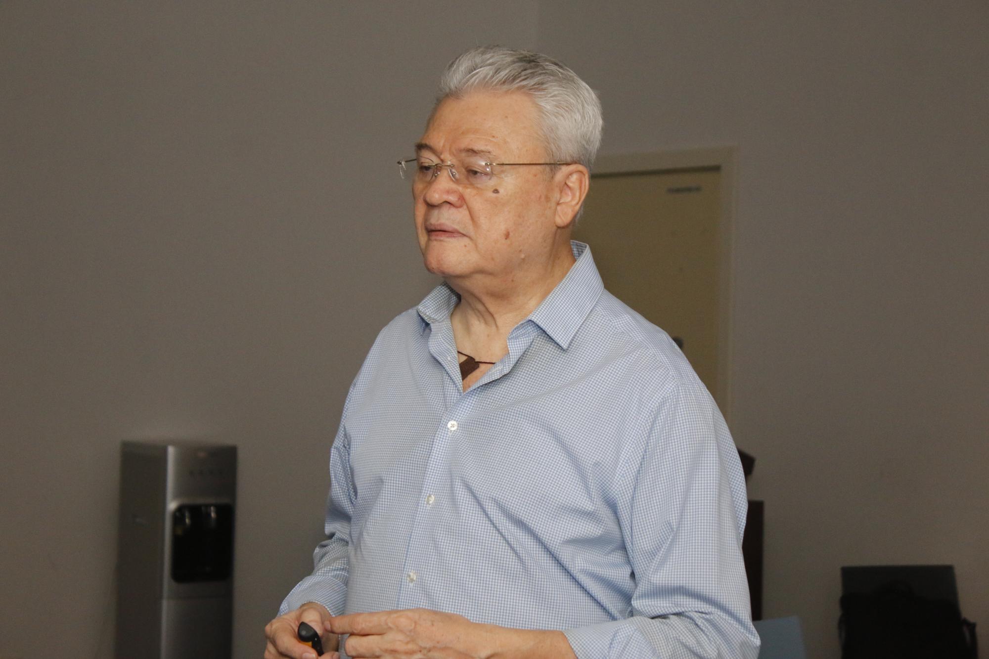 $!El expositor durante la conferencia.