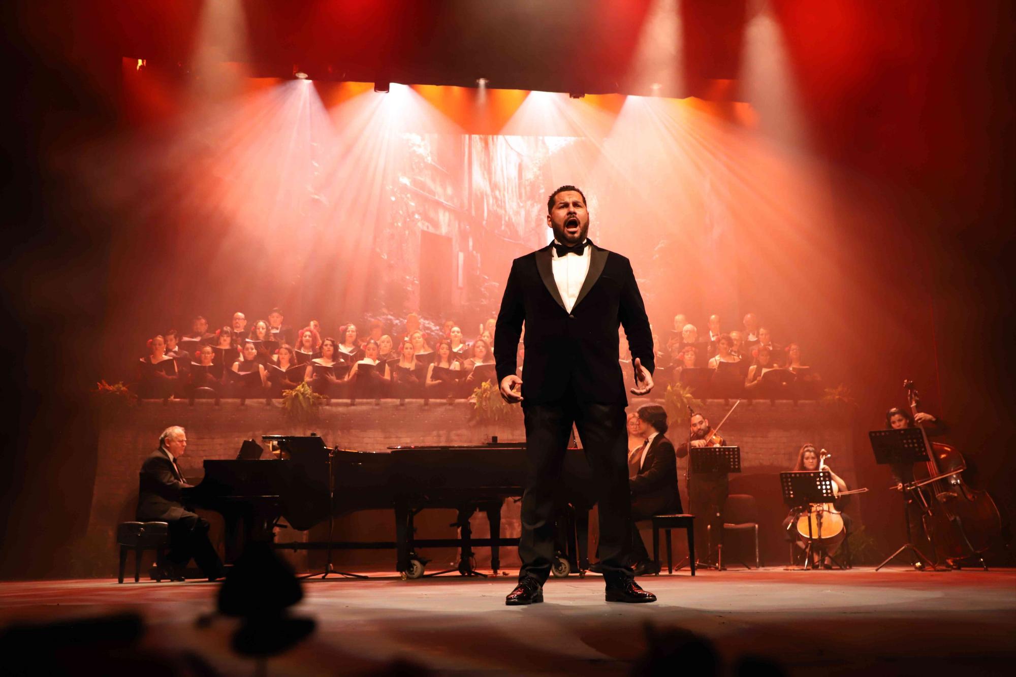 $!El tenor mazatleco Carlos Osuna ofreció el concierto “Pasión Española, Gala de Zarzuela”, en el Teatro Ángela Peralta.