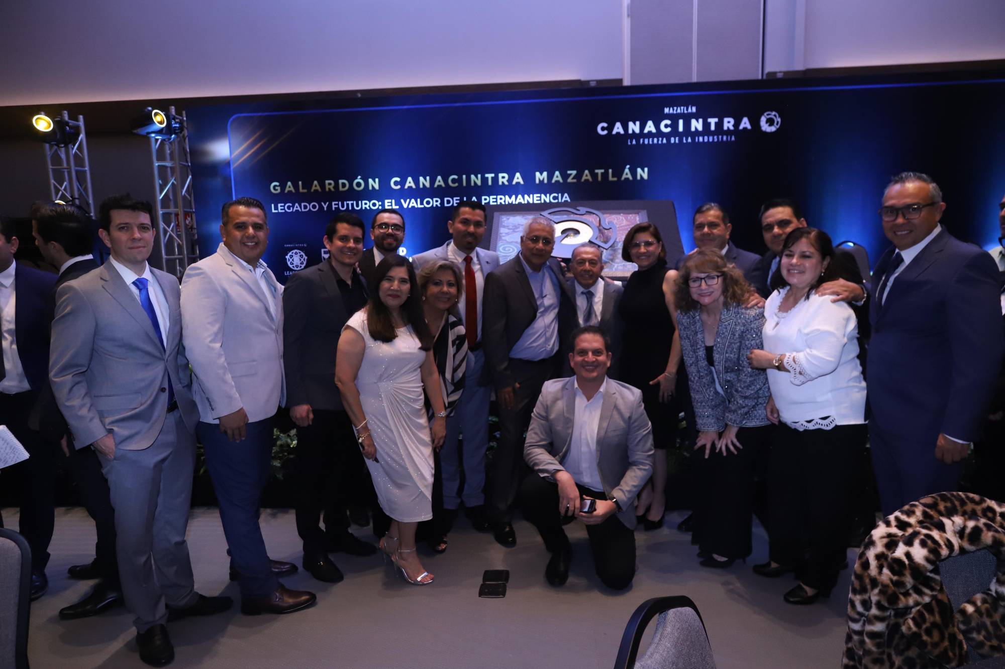 $!El homenajedado entre algunos de los asistentes.