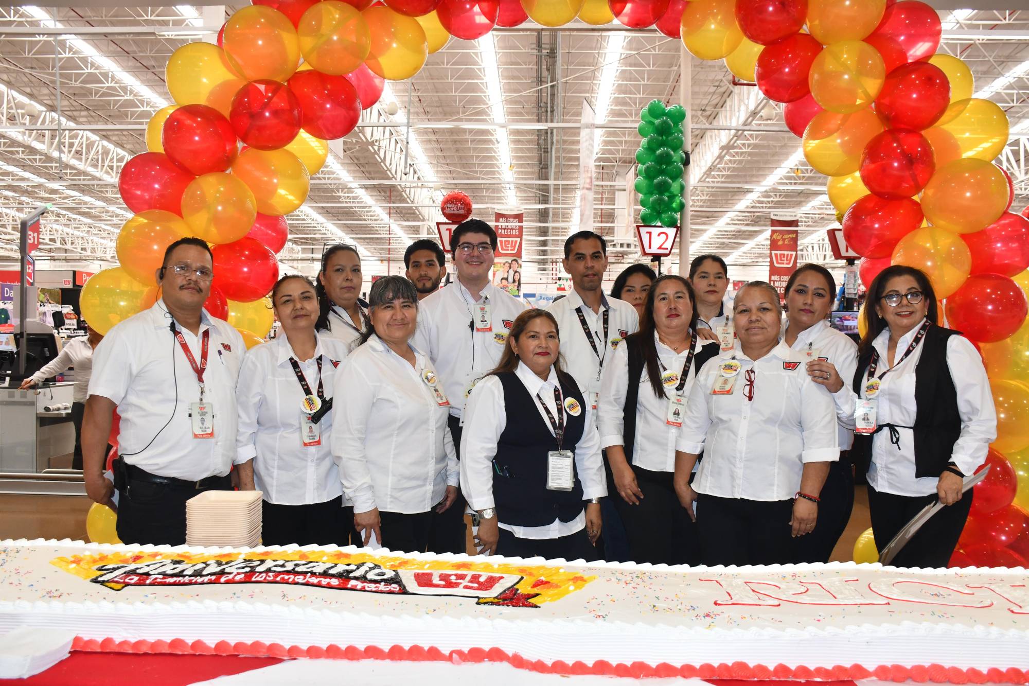 $!Para celebrar se ofreció su tradicional pastel de 12 metros de largo, que fue disfrutado por familias y clientes.