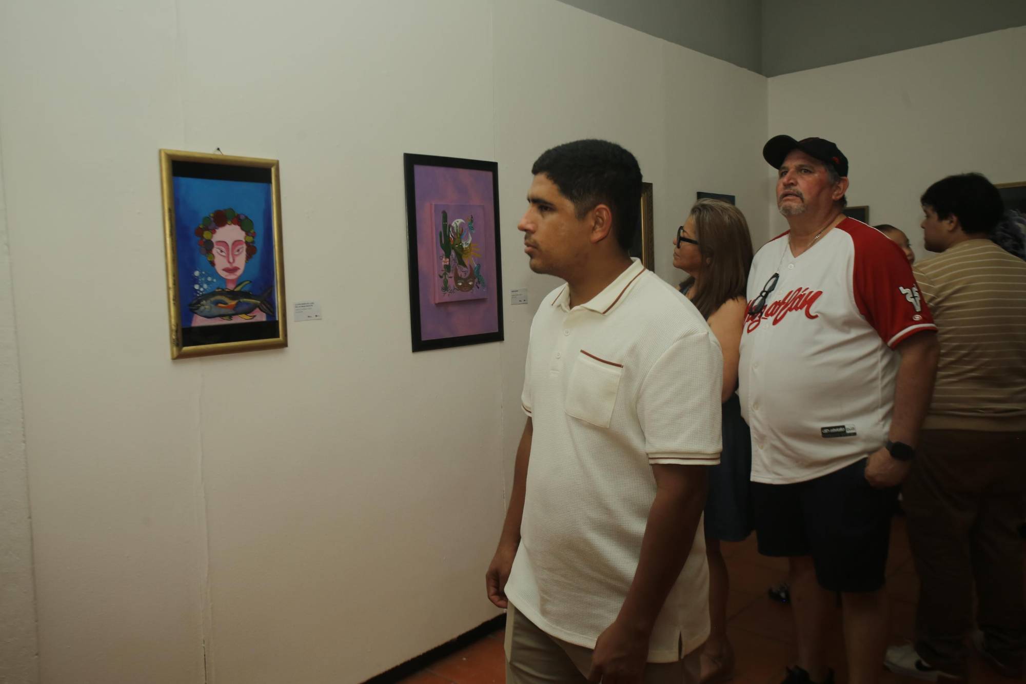 $!Invitados especiales disfrutaron del recorrido por “El jardín de los rostros híbridos”, exposición del artista sinaloense Kevin Martínez.