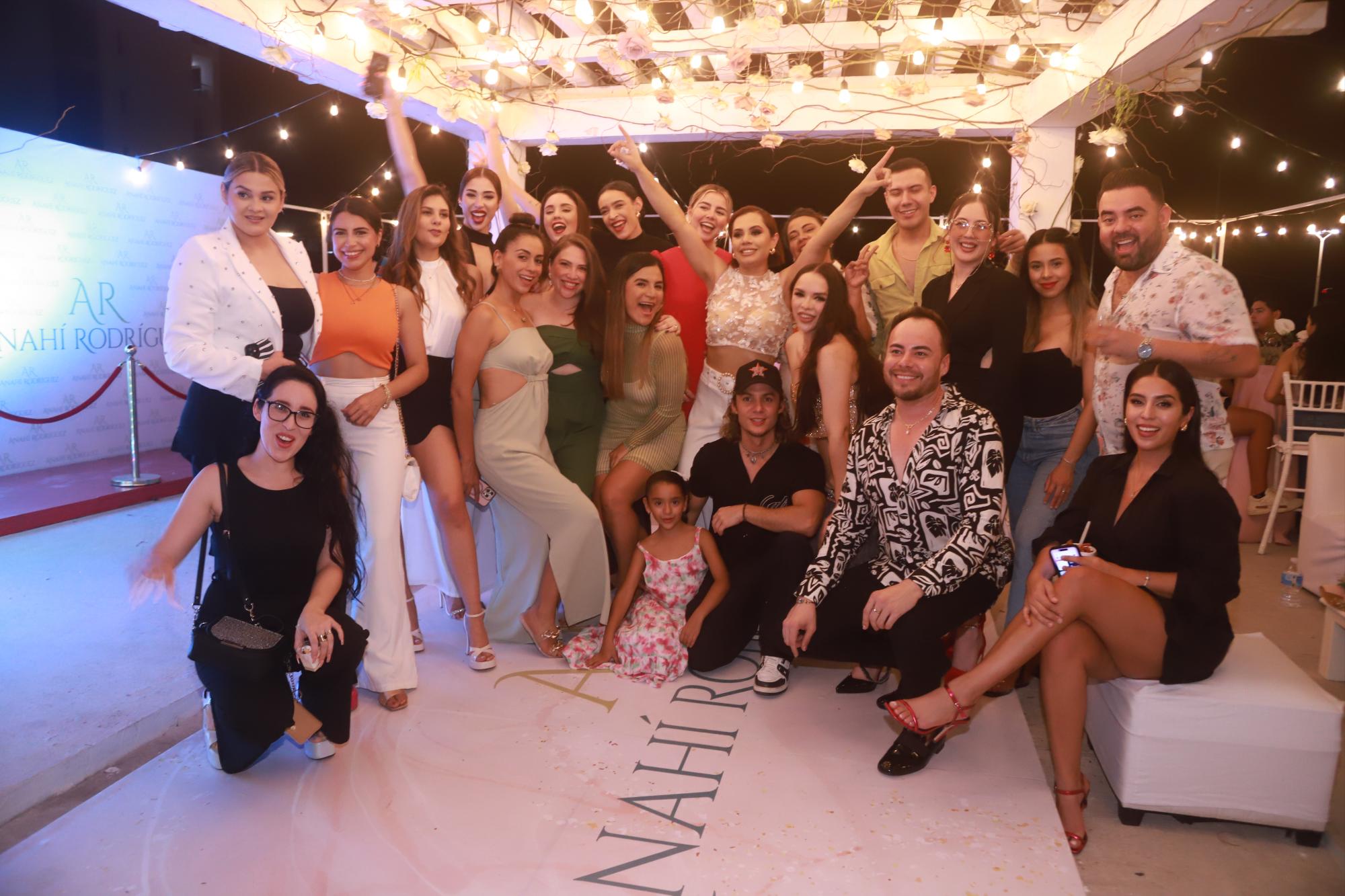 $!La diseñadora entre un grupo de invitados.