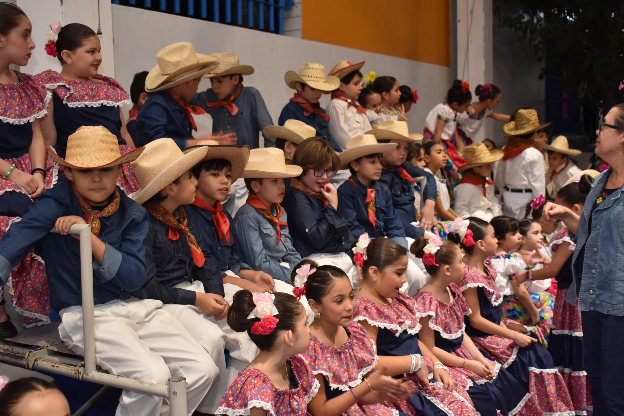 $!Los pequeños vistieron alusivos a la fiesta mexicana.