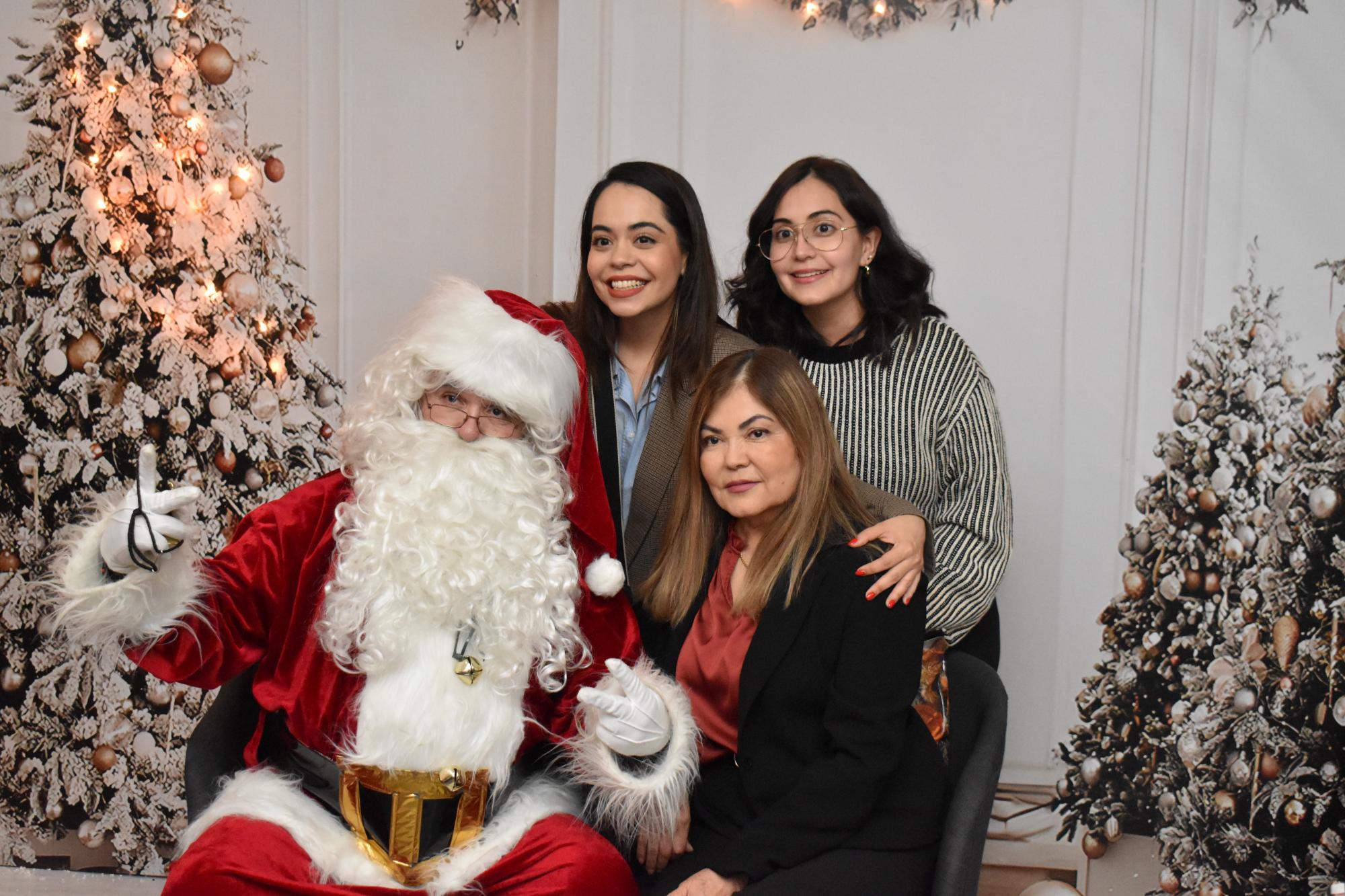 $!Aída Castellón, Irasema Cruz y Carmen Cruz posan con Santa Clos.