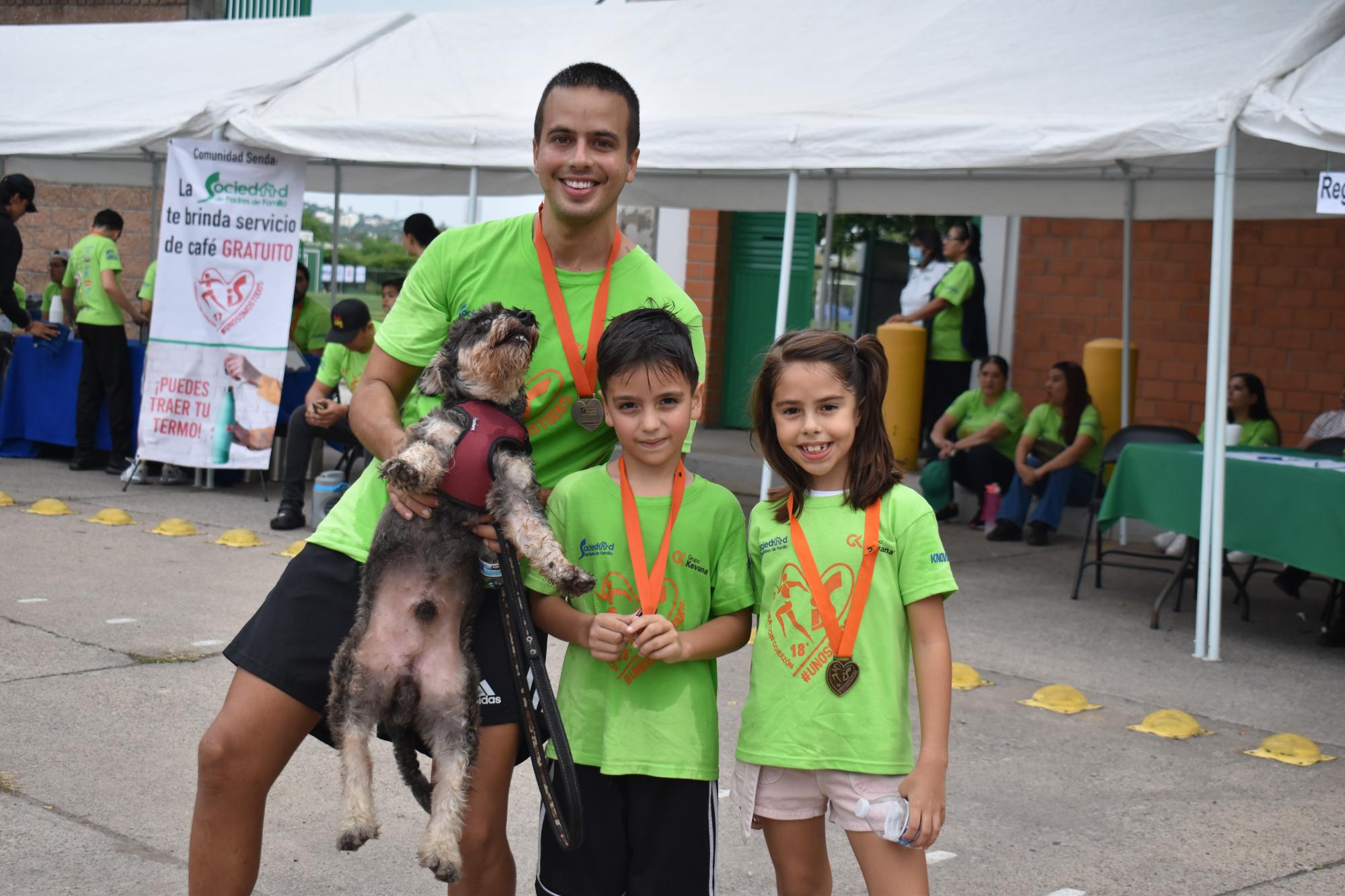 $!Billy Castro, Darío Castro, Karla Álvarez y su mascota Lucke.