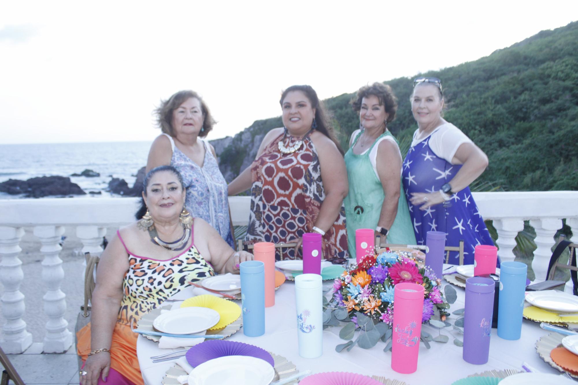 $!Gloria Ortiz, Judith Rodríguez, Edna River, Yolanda Cutiño y María Camacho.
