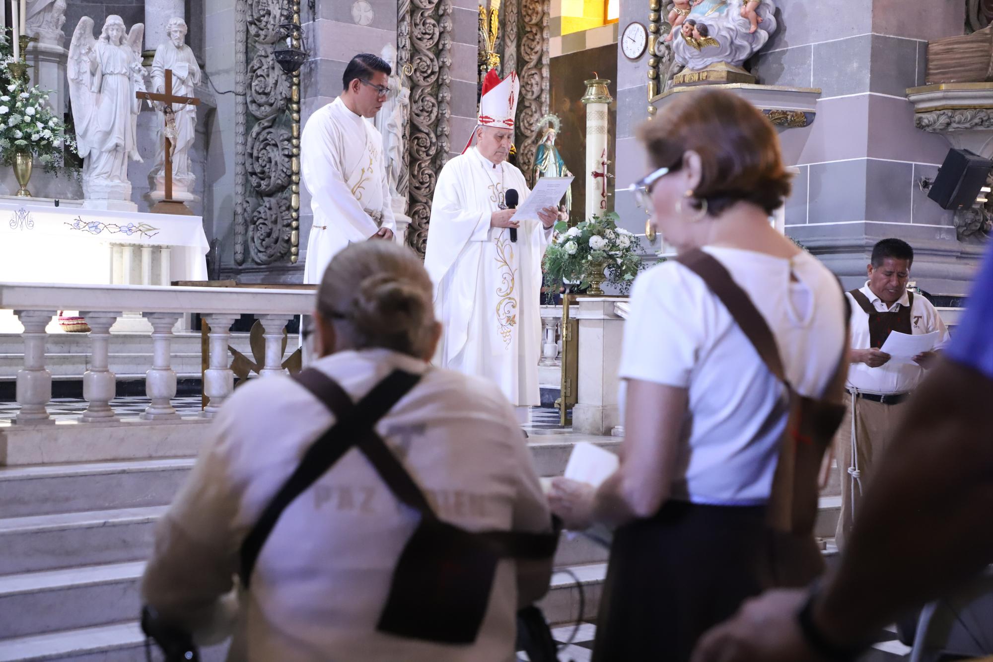 $!El Obispo de Mazatlán, Mario Espinosa Contreras, expresó unas palabras y les dio su bendición.