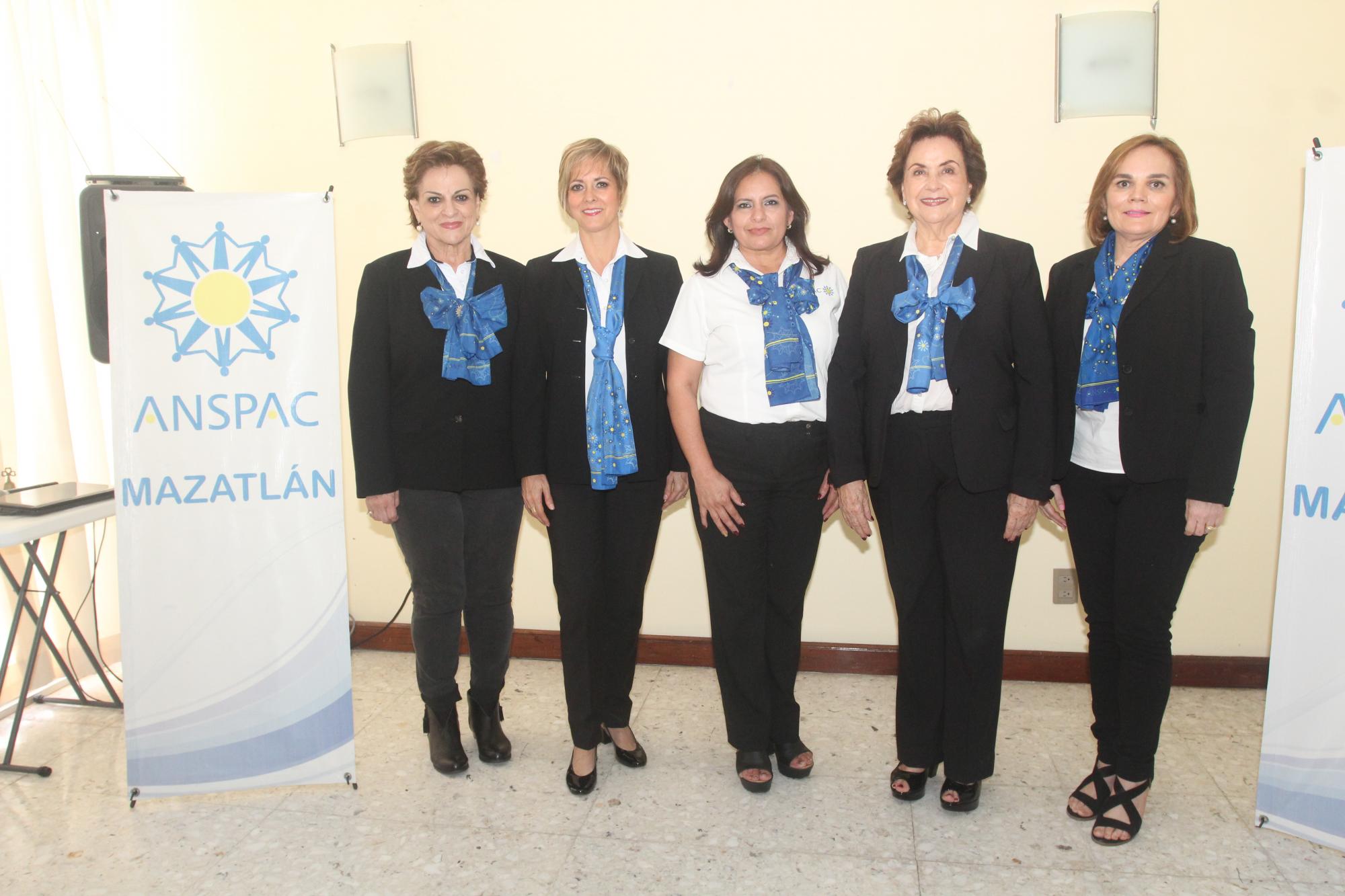 $!Liz Benítez entre integrantes del Consejo Directivo, Rayito Arias de Rodríguez, Angélica Martín de Madero, Magdalena Lizárraga de Ramírez y Mercedes Cubillas de Henderson.