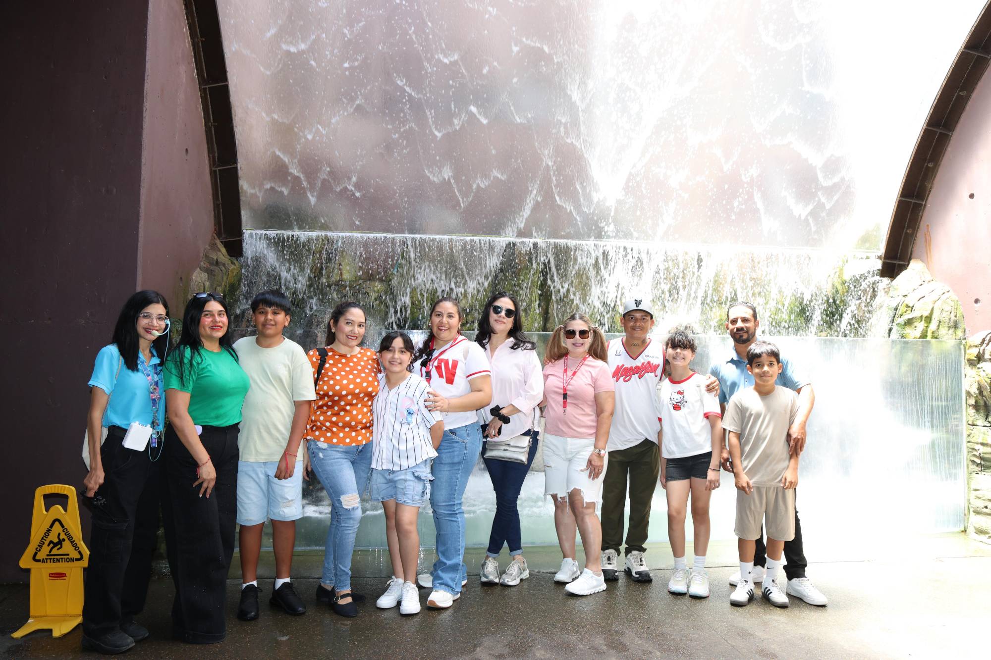 $!La guía Gabriela Chávez junto a personal de Noroeste Mazatlán se toman la fotografía en el área de la cascada ubicada en el interior del recinto.