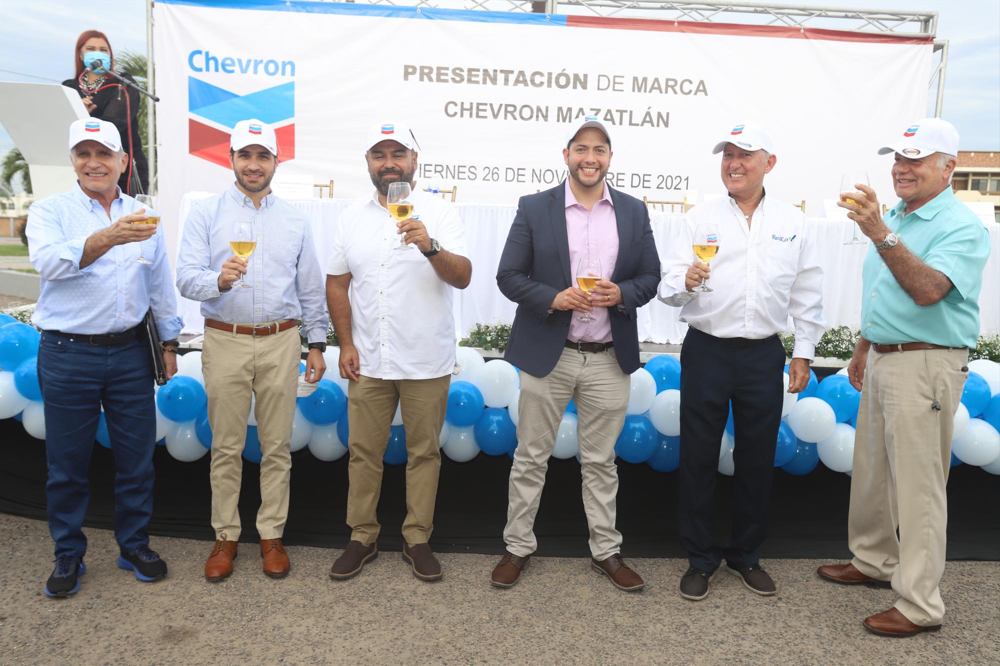 $!Juan Manuel Millán, Juan Manuel Millán Fuentevilla, Roberto Ontiveros, Rafael Sánchez, Cuauhtémoc Montes de Oca el momento del brindism junto con Jorge Millán Osuna .