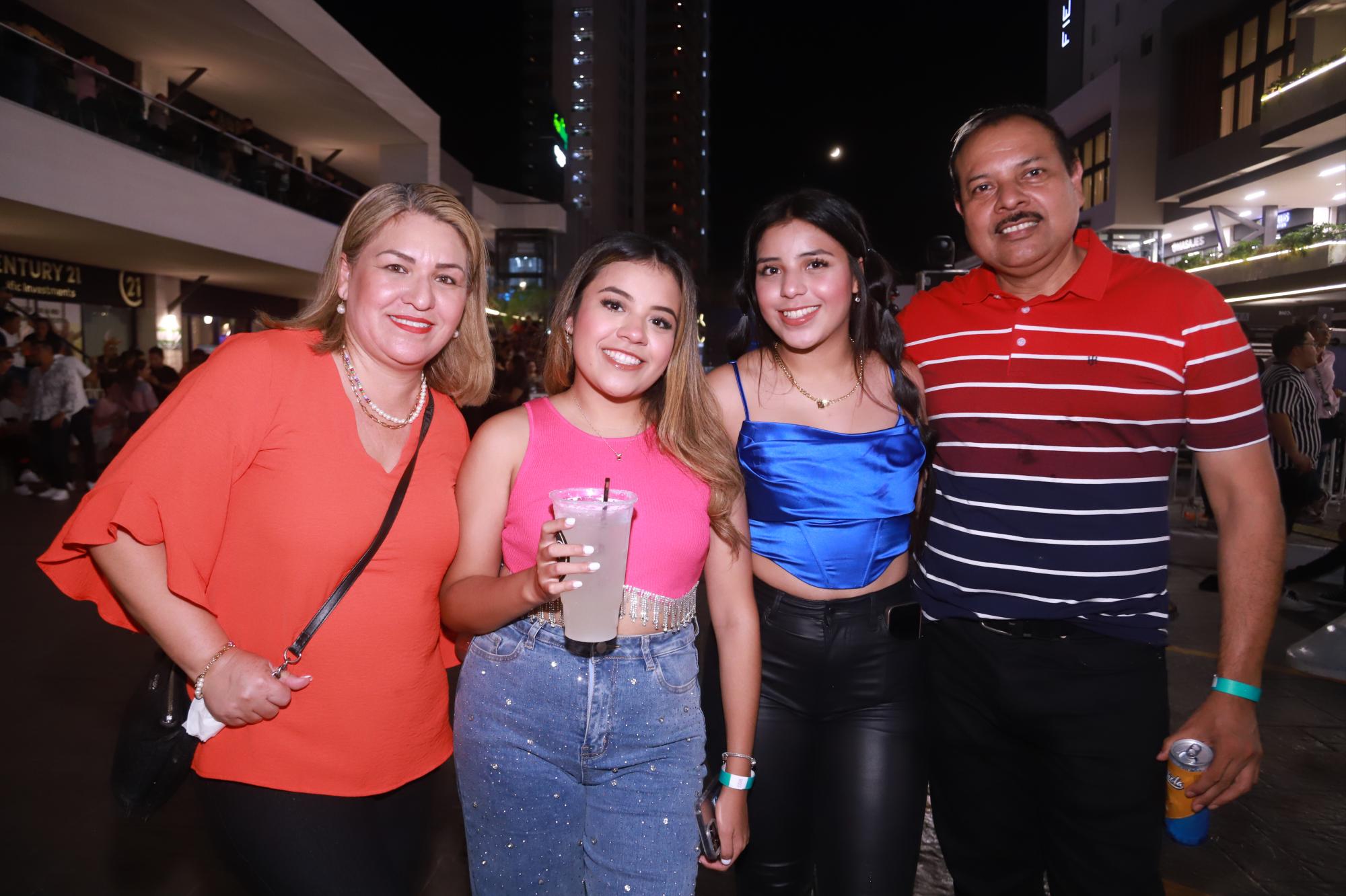 $!Adriana Manjarrez y Francisco Martínez junto a sus hijas, Adriana y Vivian Martínez.