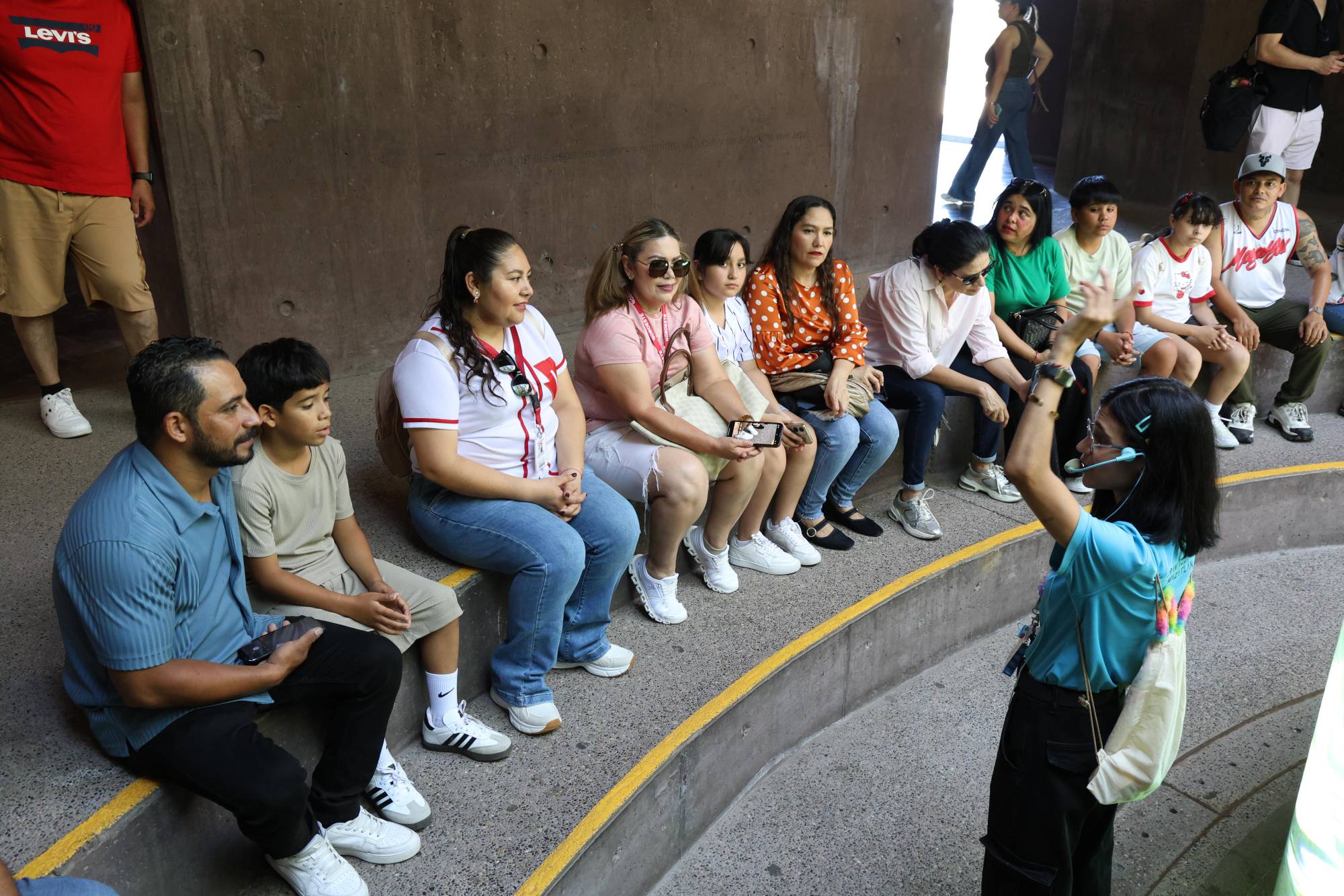 $!Muy atentos, los pequeños y sus papás, así como directivas de Noroeste Mazatlán, escuchan las explicaciones de la guía durante el recorrido.