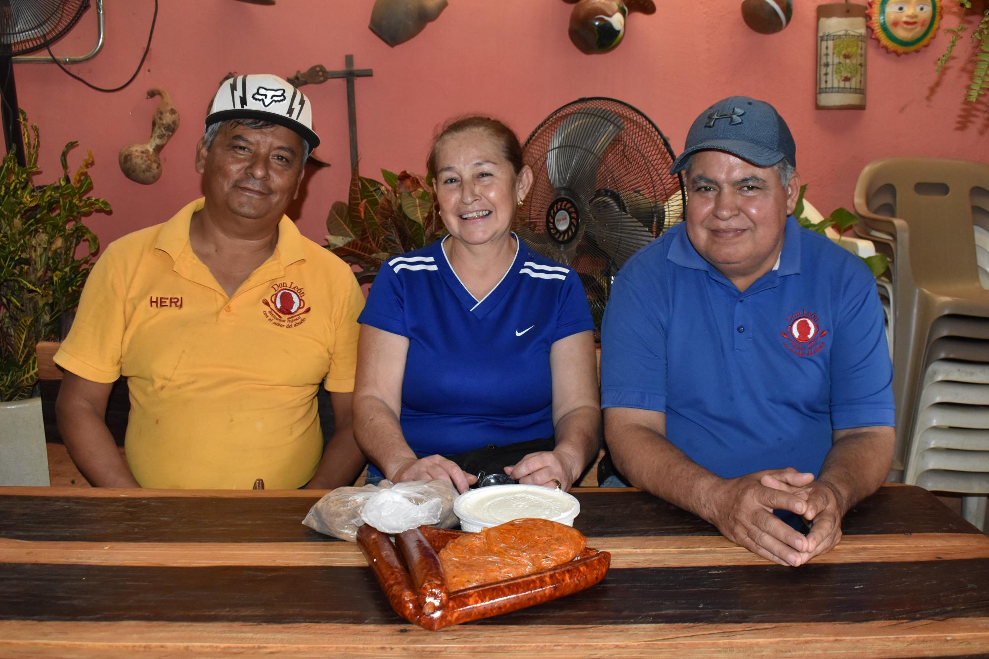 $!Francisco y María Isabel Félix, y José Heriberto González los atenderán en Restaurante Don León.