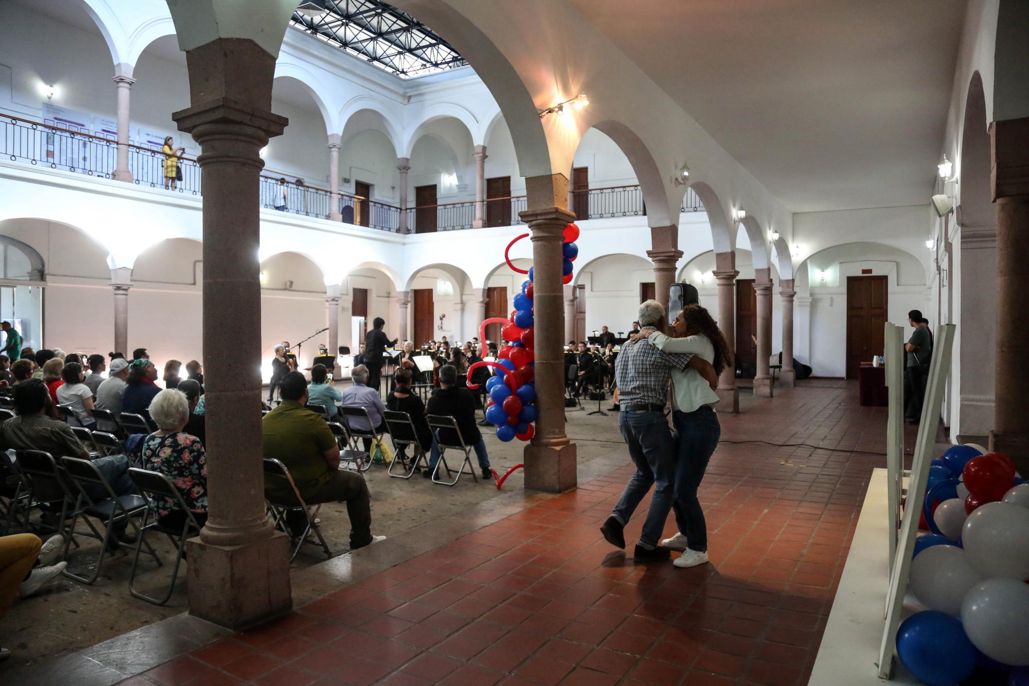 $!Algunos asistentes bailaron algunas de las piezas.