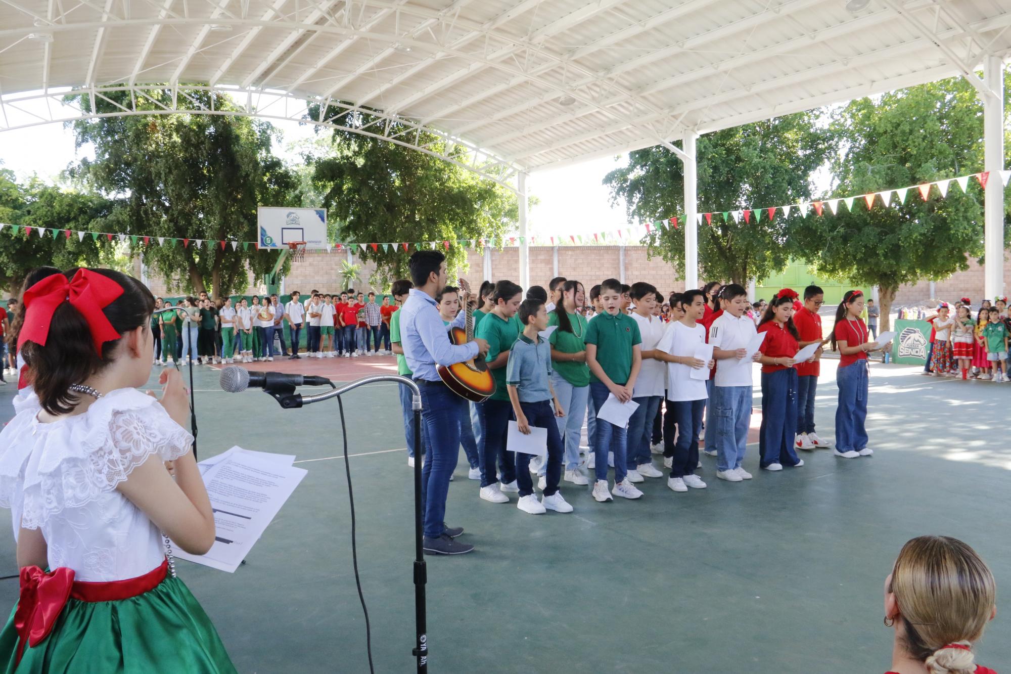 $!Los alumnos del Instituto Senda tuvieron participaciones musicales, un tema que cantaron fue México en la piel.