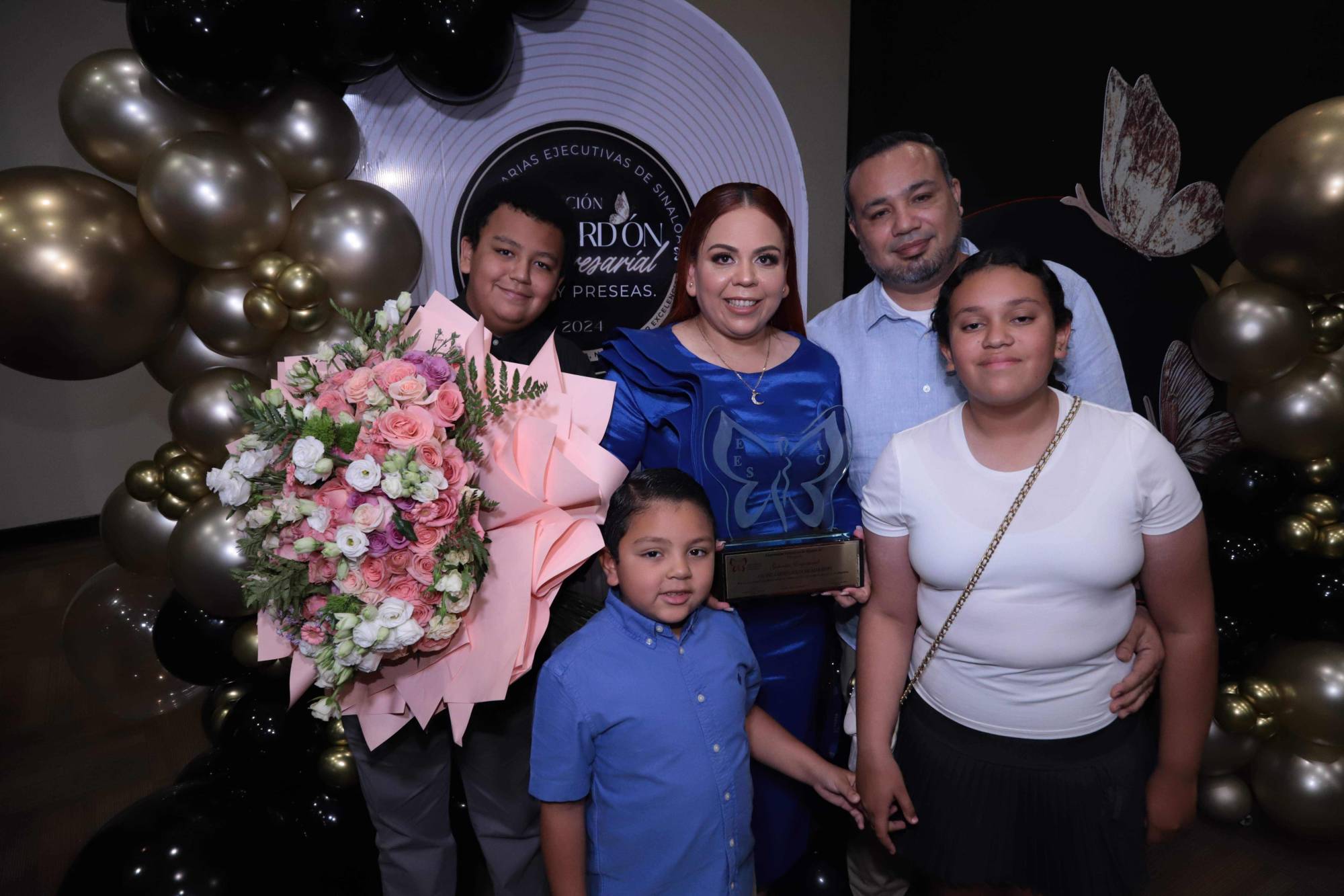 $!Carmen Alicia Salazar con su esposo, Christian Garcilanzo Langarica; sus hijos, Christian Alí, Jesús y Carmen Sofía.