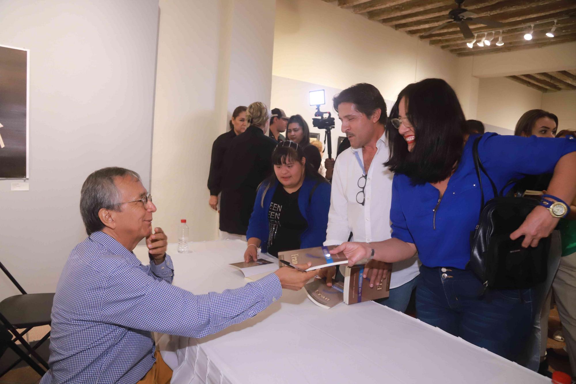 $!Al final, el autor realizó una firma de libros.