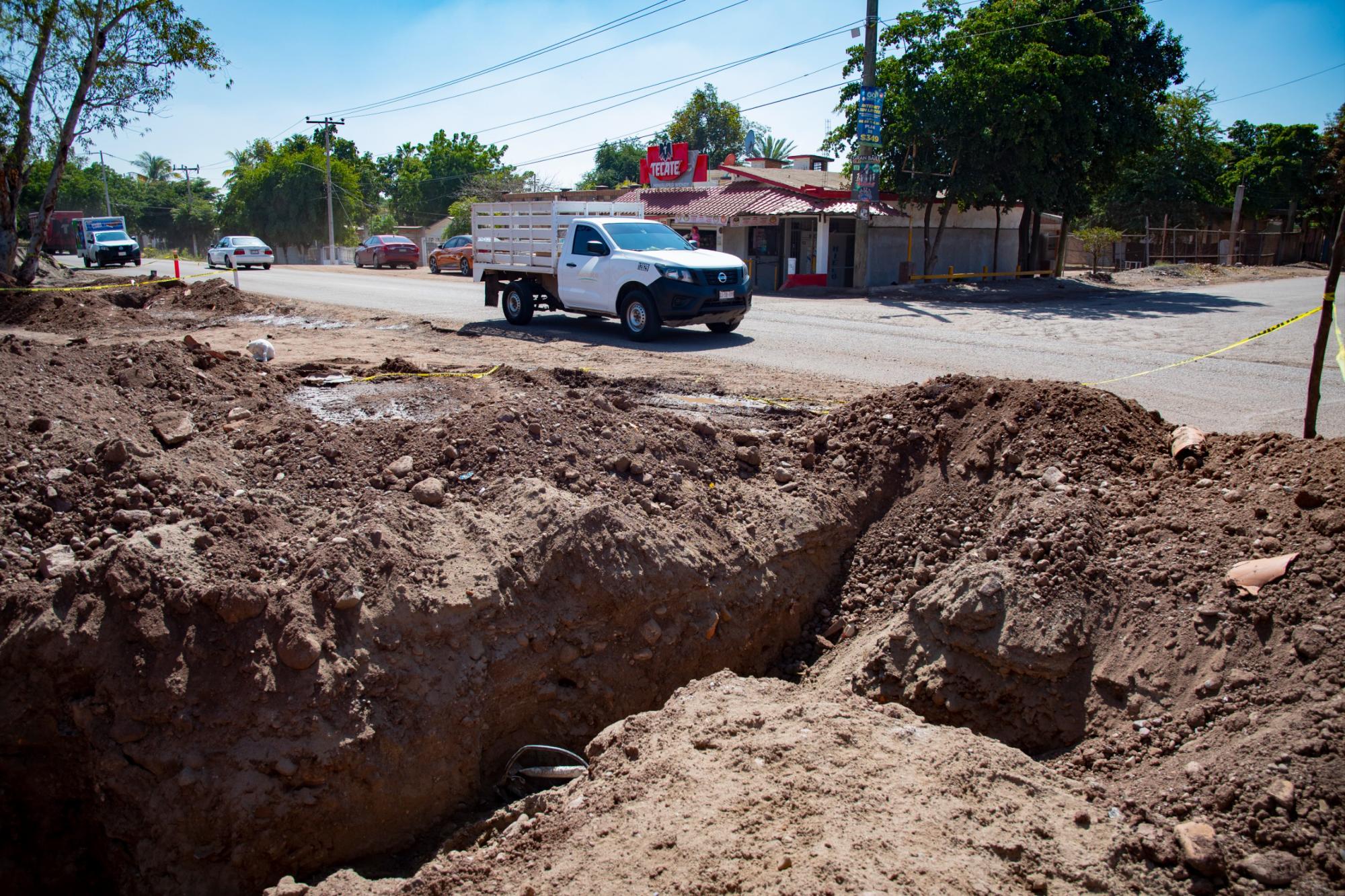 $!En distintos puntos de Culiacán, realizan trabajos de reacondicionamiento vial