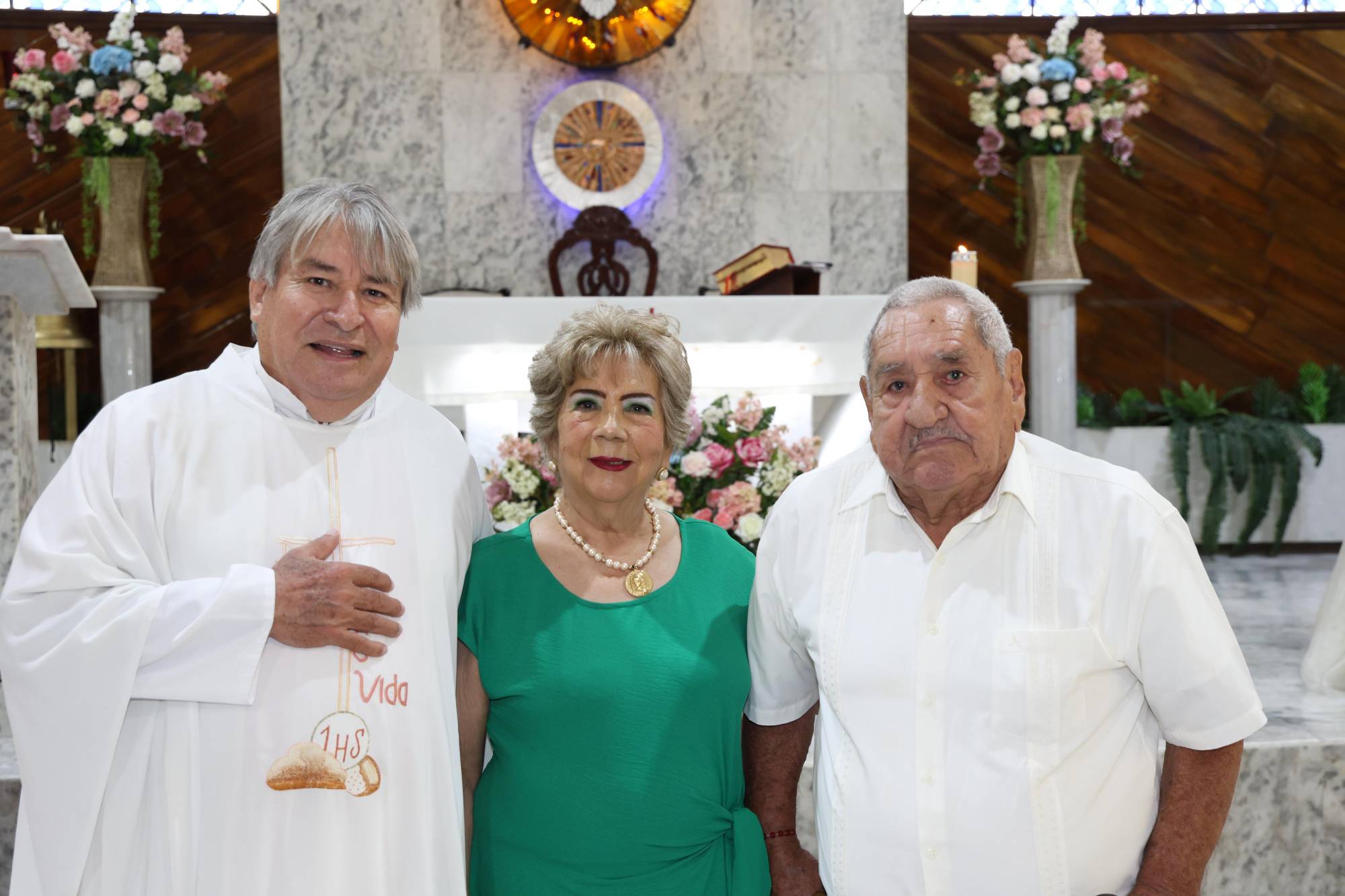 $!El Padre Rafael Martínez junto a Lucy y José Luis.