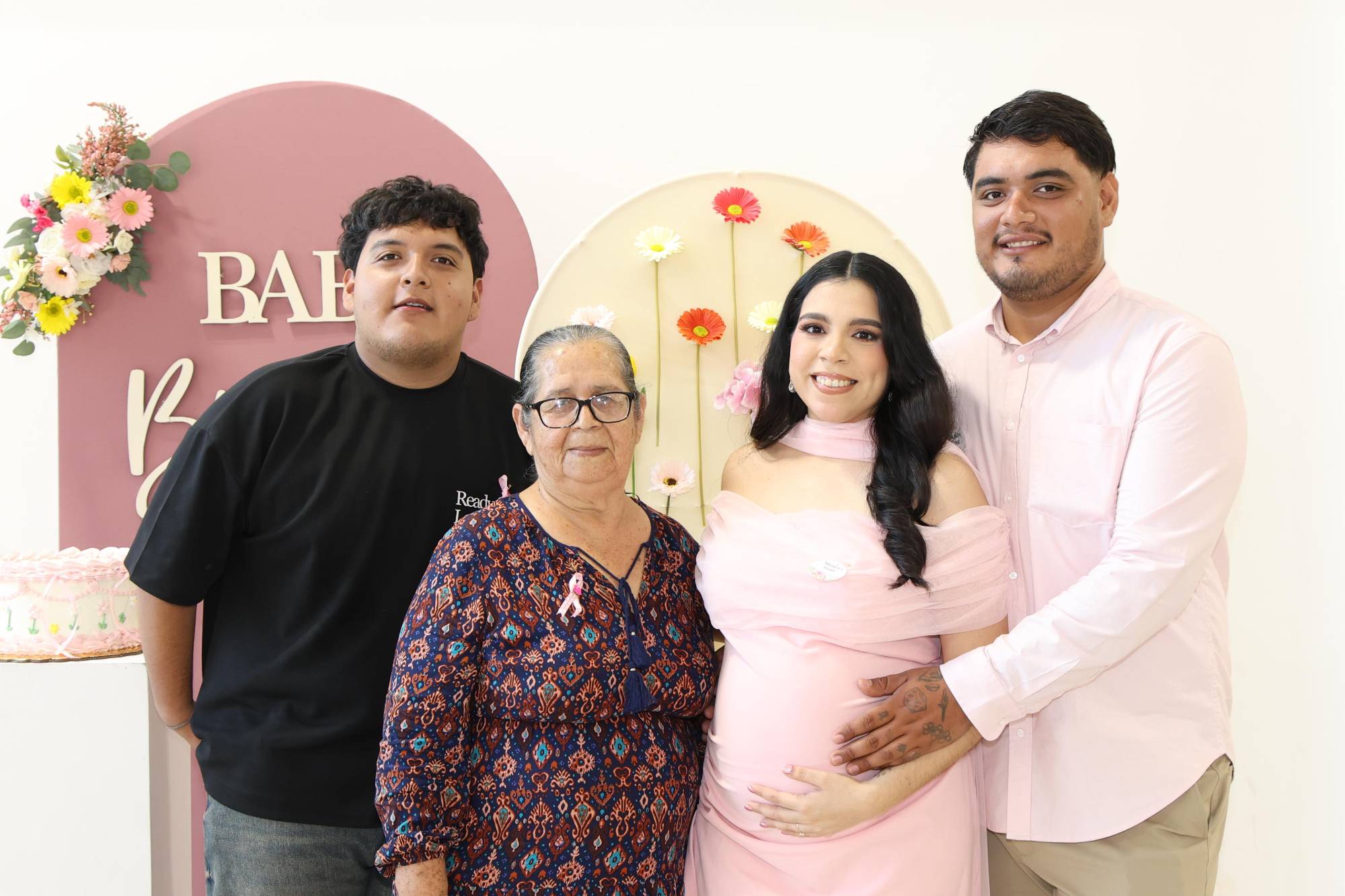 $!Luís Mendieta e Irma Zúñiga, futuro tío y bisabuela, respectivamente de Mía Lizeth, junto a Delia Lizeth y Alberto.