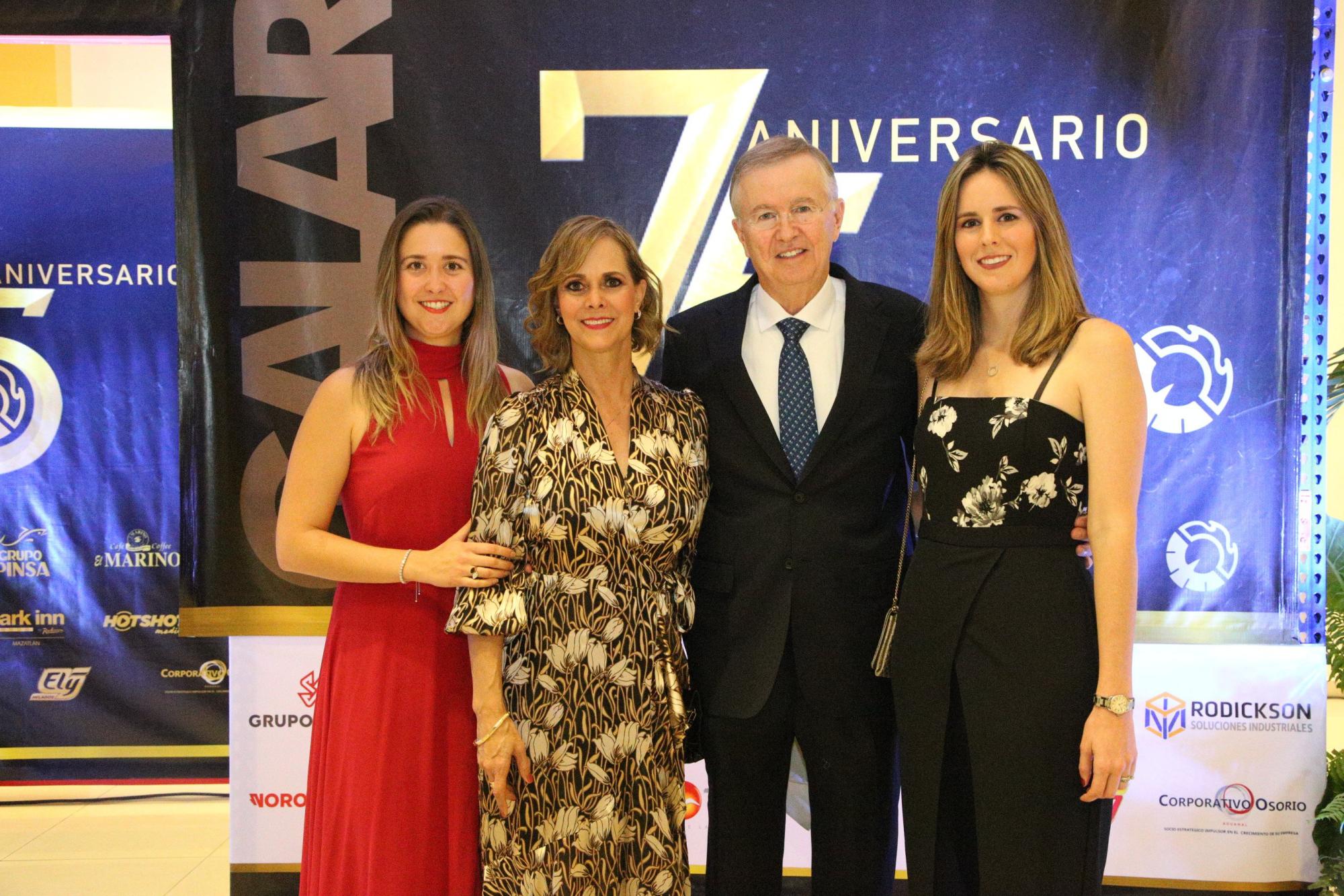 $!Rodolfo Madero entre su esposa, Angélica Martín de Madero y sus hijas, Jimena y Andrea Madero Martín.