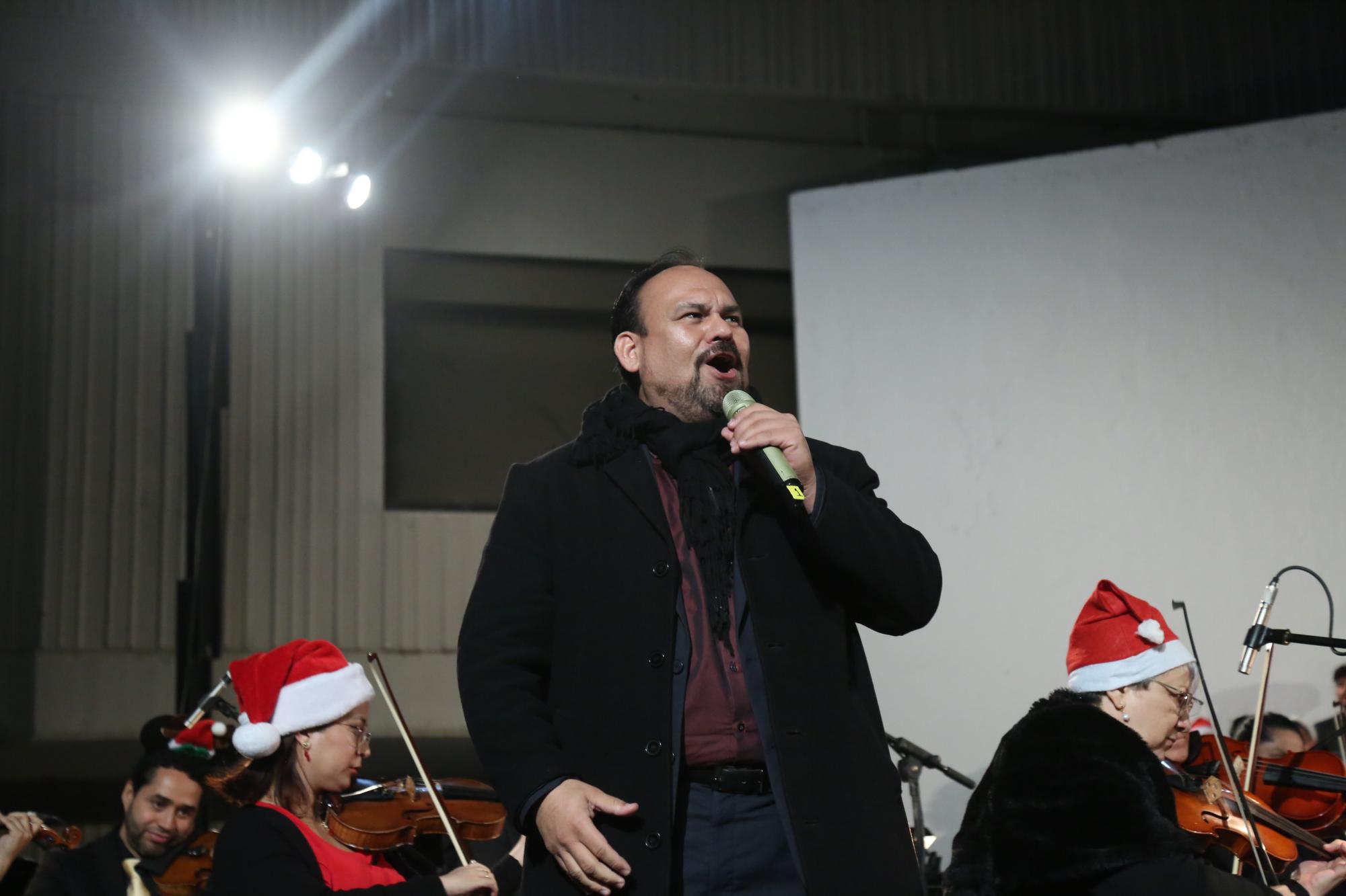$!El tenor José Manuel Chu, director del Taller de Ópera de Sinaloa, se sumó al concierto como cantante.