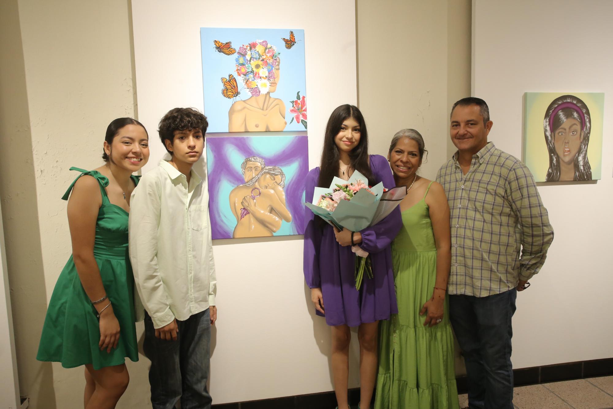 $!Mayra Valentina Muñoz entre sus hermanos Valweria y Eduardo, y sus papás, Mayra Lorena Alvarado y Abraham Eduardo Muñoz.