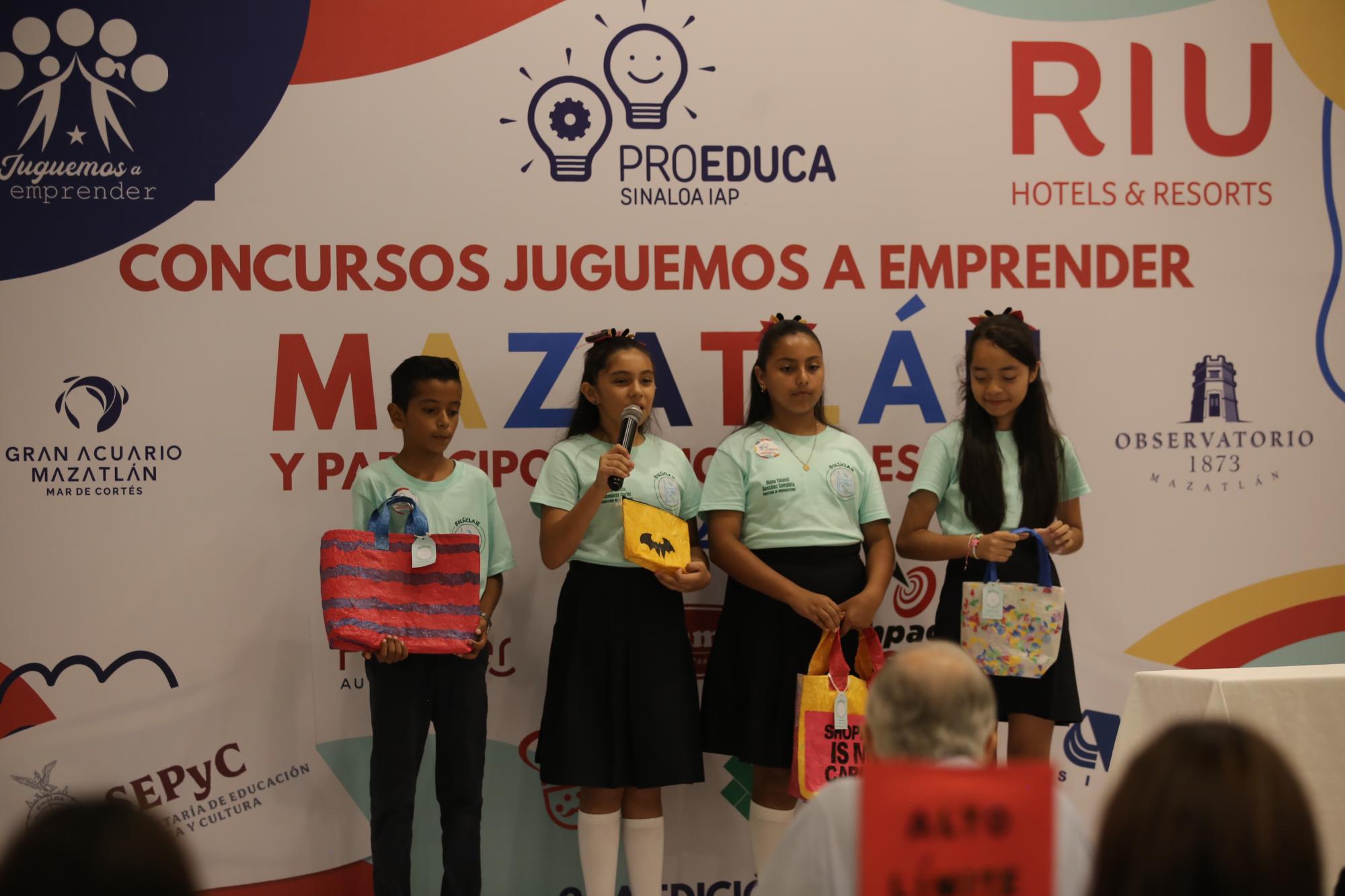 $!Con el proyecto “Bolsiclaje”, bolsas y mochilas ecológicas, la Escuela Ricardo Flores Magón obtuvo el primer lugar.